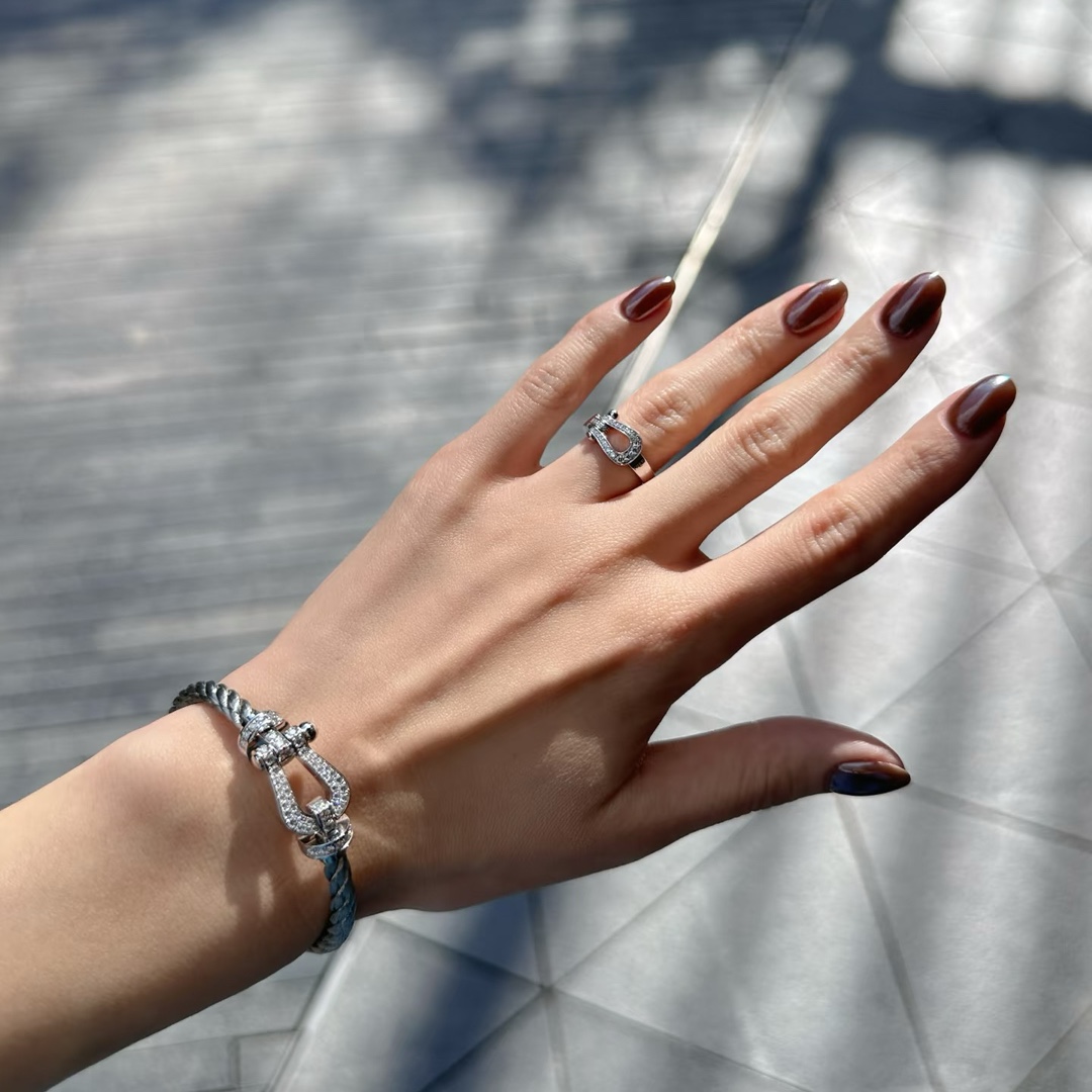 💥新品发布❤火爆🎉钢丝费雷德 Fred斐登满钻、半钻、无钻马蹄扣中性款高品质黑色钢丝绳手链手镯！本命绳👉🏻大牌 时尚 精致💠FORCE 系列手链⭐高端定制～亚金微电镀18k金工艺 精工马蹄扣头手镯！上手效果非常百搭💍 网红达人 时尚一族必备单品 玫瑰金、黄金、银色扣头😘男女情侣款两个码数：17/19cm