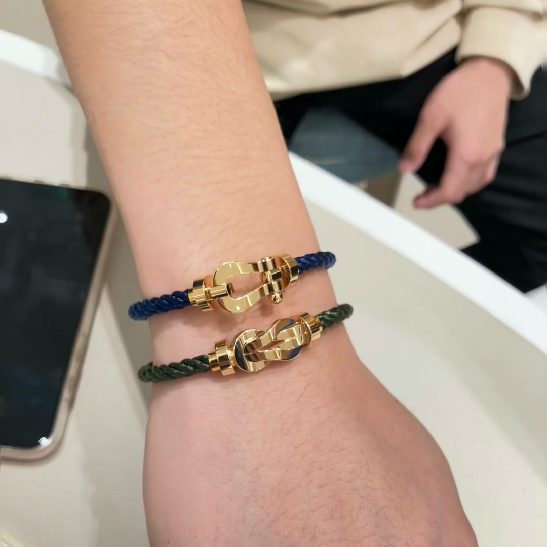 💥新品发布❤火爆🎉钢丝费雷德 Fred斐登满钻、半钻、无钻马蹄扣中性款高品质黑色钢丝绳手链手镯！本命绳👉🏻大牌 时尚 精致💠FORCE 系列手链⭐高端定制～亚金微电镀18k金工艺 精工马蹄扣头手镯！上手效果非常百搭💍 网红达人 时尚一族必备单品 玫瑰金、黄金、银色扣头😘男女情侣款两个码数：17/19cm