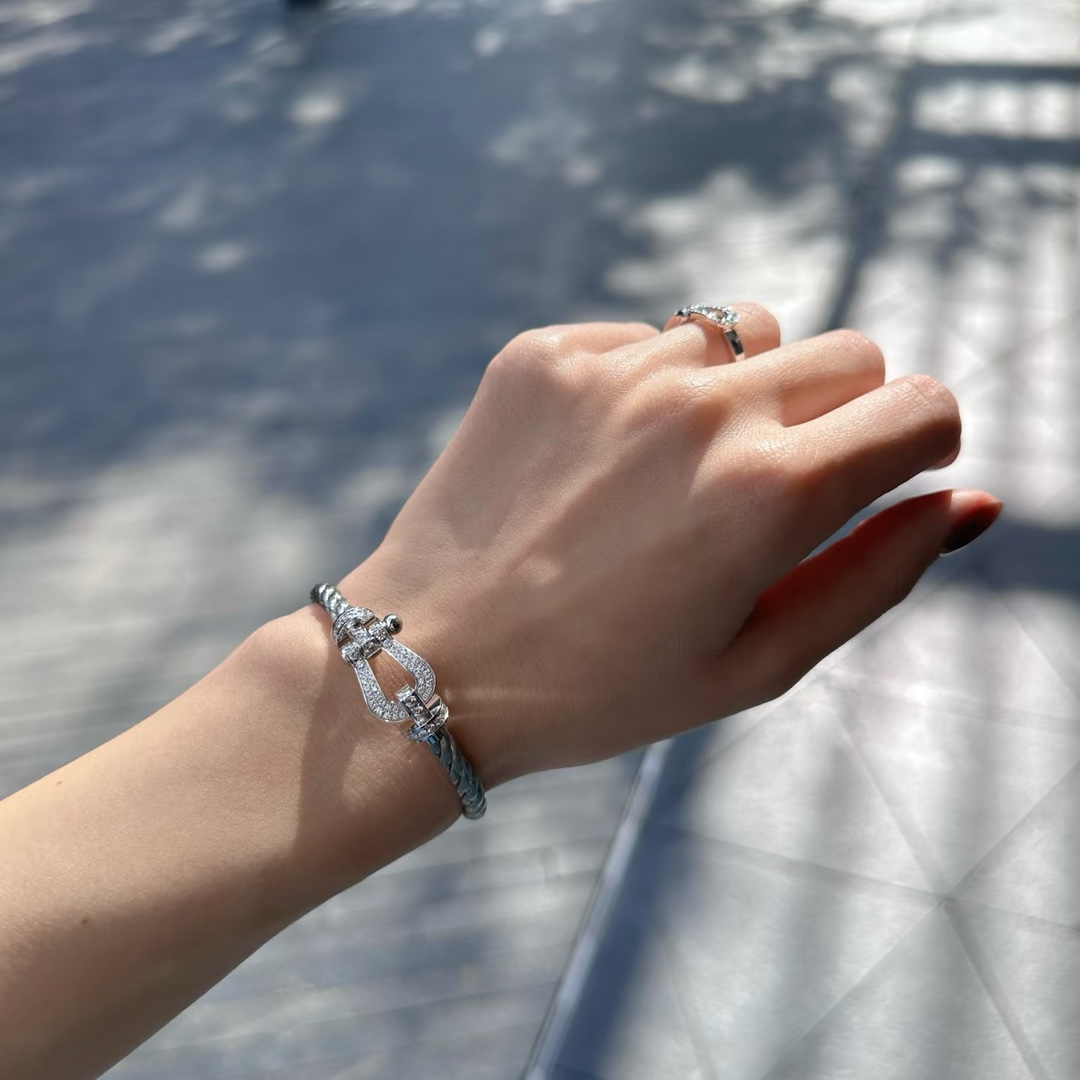 💥新品发布❤火爆🎉钢丝费雷德 Fred斐登满钻、半钻、无钻马蹄扣中性款高品质黑色钢丝绳手链手镯！本命绳👉🏻大牌 时尚 精致💠FORCE 系列手链⭐高端定制～亚金微电镀18k金工艺 精工马蹄扣头手镯！上手效果非常百搭💍 网红达人 时尚一族必备单品 玫瑰金、黄金、银色扣头😘男女情侣款两个码数：17/19cm