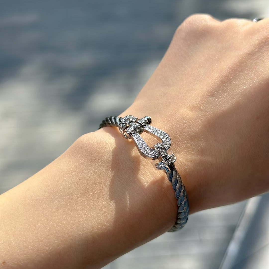 💥新品发布❤火爆🎉钢丝费雷德 Fred斐登满钻、半钻、无钻马蹄扣中性款高品质黑色钢丝绳手链手镯！本命绳👉🏻大牌 时尚 精致💠FORCE 系列手链⭐高端定制～亚金微电镀18k金工艺 精工马蹄扣头手镯！上手效果非常百搭💍 网红达人 时尚一族必备单品 玫瑰金、黄金、银色扣头😘男女情侣款两个码数：17/19cm