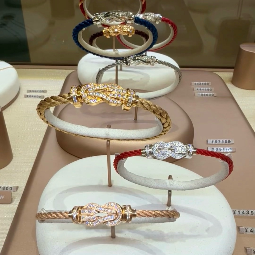 💥新品发布❤火爆🎉钢丝费雷德 Fred斐登满钻、半钻、无钻马蹄扣中性款高品质黑色钢丝绳手链手镯！本命绳👉🏻大牌 时尚 精致💠FORCE 系列手链⭐高端定制～亚金微电镀18k金工艺 精工马蹄扣头手镯！上手效果非常百搭💍 网红达人 时尚一族必备单品 玫瑰金、黄金、银色扣头😘男女情侣款两个码数：17/19cm