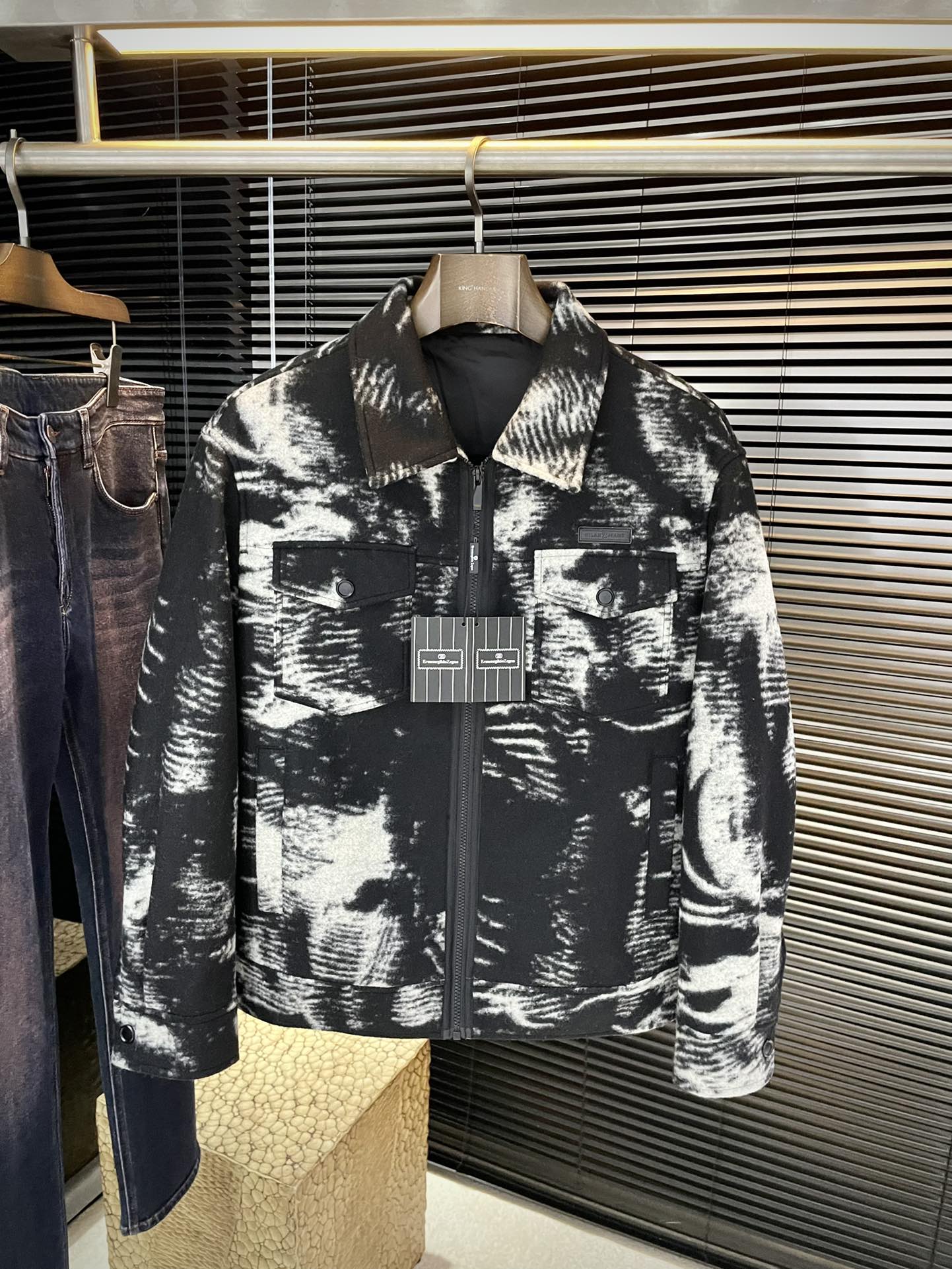 NO:599993,P Z Zegn is highly recommended!  New autumn and winter products are on sale at the same time on the official website. Simple and elegant jacket. Imported original high-quality sheep wool fabric. The drape and luster are definitely refreshing. The placket design makes it more youthful and energetic. The workmanship is neat and smooth. All hardware accessories are supplied by customers and have top logo accessories. At first glance, they are high-end fabrics. These fabrics are custom-woven. They are good products from regular large factories. There is nothing picky about them. This kind of jacket is for regular wear and is very practical. Size  48-56,,zegna,jackets & coats,jackets & coats,alexander wang19860909P Z Zegn（杰尼亚）重磅推荐！秋冬新品 官网同步发售 简约大方夹克 进口原版高品质绵羊毛面料,垂度和光泽绝对是提气,门襟设计 更显青春活力,车工走线整齐平整,所有五金附料都是客供带logo顶级配件 一看就是高档的面料 这种面料都是定织的 正规大厂途径出来的好货,无任何有挑剔的地方 这样的一件外套属于常备常穿的,实用性很强.尺码 48-56,,zegna,jackets & coats,jackets & coats,alexander wang,Men's clothing