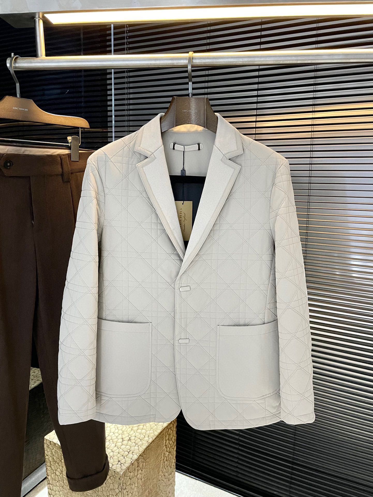 NO:599996,P Burber's new cotton suit jacket for autumn and winter. Fashionable business casual, imported nylon fabric with light luster, soft and smooth, delicate texture. Perfectly tailored, comfortable and stylish. I can't describe the feel of it. Handsome and capable design. The version is a slim style. It is great to wear. The stitching details are very rigorous and elegant. Absolutely the first-line OEM requirements!  Very fashionable casual casual suit, worth owning!  Size M-3XL,,burberry,burberry,jackets & coats,business suit,alexander wang19860909P  Burber（巴宝）秋冬季新品棉西装外套.时尚商务休闲,进口锦纶面料 淡淡光泽 柔软顺滑 质感细腻.完美剪裁合体贴身 舒适 塑形有型.手感我无法言喻 帅气干练设计 版型属于修身款式 穿着超赞 锁边细节 都非常严谨考究 绝对一线代工要求！非常时尚休闲便装西服 值得拥有！尺码 M-3XL,,burberry,burberry,jackets & coats,business suit,alexander wang,Men's clothing