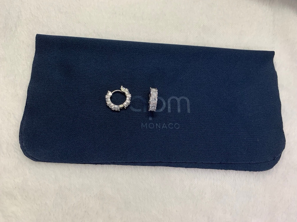 APm Monaco方形小巧耳环经典设计感微镶耳饰生日礼物。