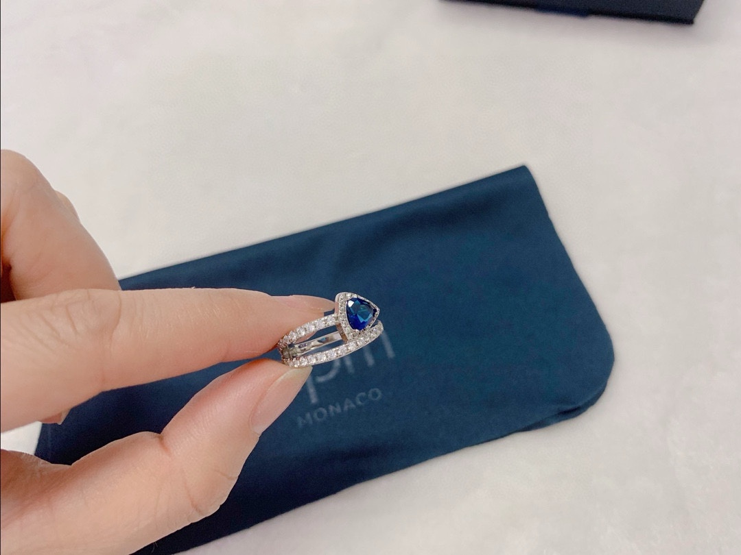 APM Monaco密镶蓝色三角戒指简约圈形戒指生日礼物。