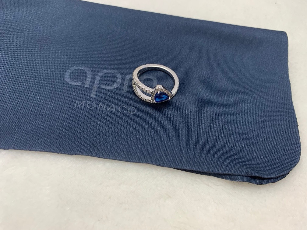 APM Monaco密镶蓝色三角戒指简约圈形戒指生日礼物。