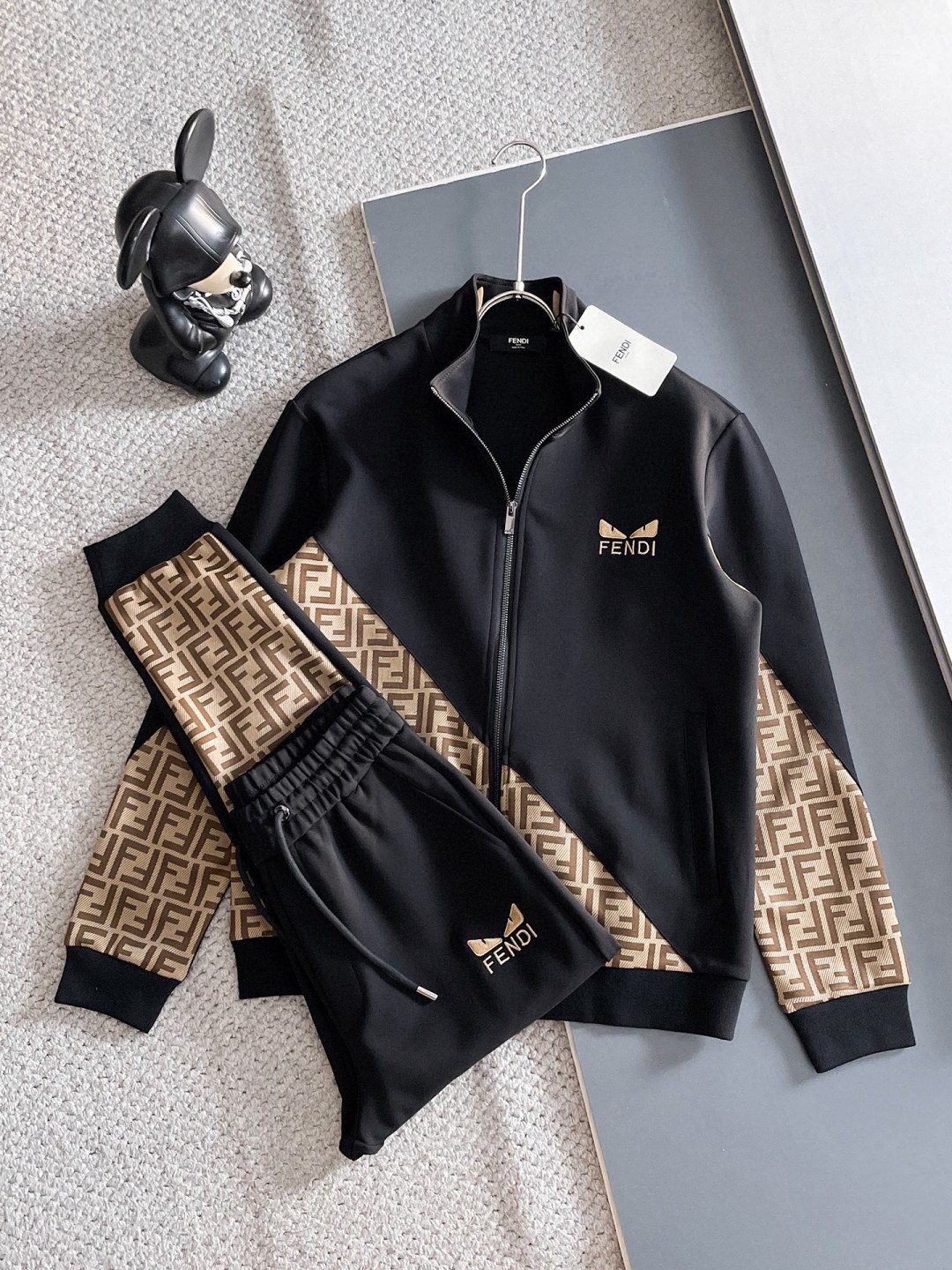 NO:608109,[FENDI] Hot-selling suit is coming. Focus on the original version of the official website. 2025 new hot-selling cardigan sweater suit. The original product is carefully crafted by top designers. It is a fitting and perfect upper body effect. All-natural high-quality Tencel Roman cotton, close-fitting comfort, noble and elegant!  Original hardware embodies elegance and nobility!  Counter sizes M-3XL (up to 190 pounds), fendi, fendi, hoodie, sweatshirts, alexander wang19860909【FENDI 芬迪】爆款套装来袭 专注官网原版 2025全新爆款开衫卫衣套装 原单狠货倾注顶级设计师的精心之作 就为一个贴合、完美的上身效果 全天然优质天丝罗马棉,贴身的舒适感 高贵典雅！原厂五金无不彰显优雅高贵气质！专柜尺码M-3XL（最大穿到190斤）,,fendi,fendi,hoodie,sweatshirts,alexander wang,Men's clothing