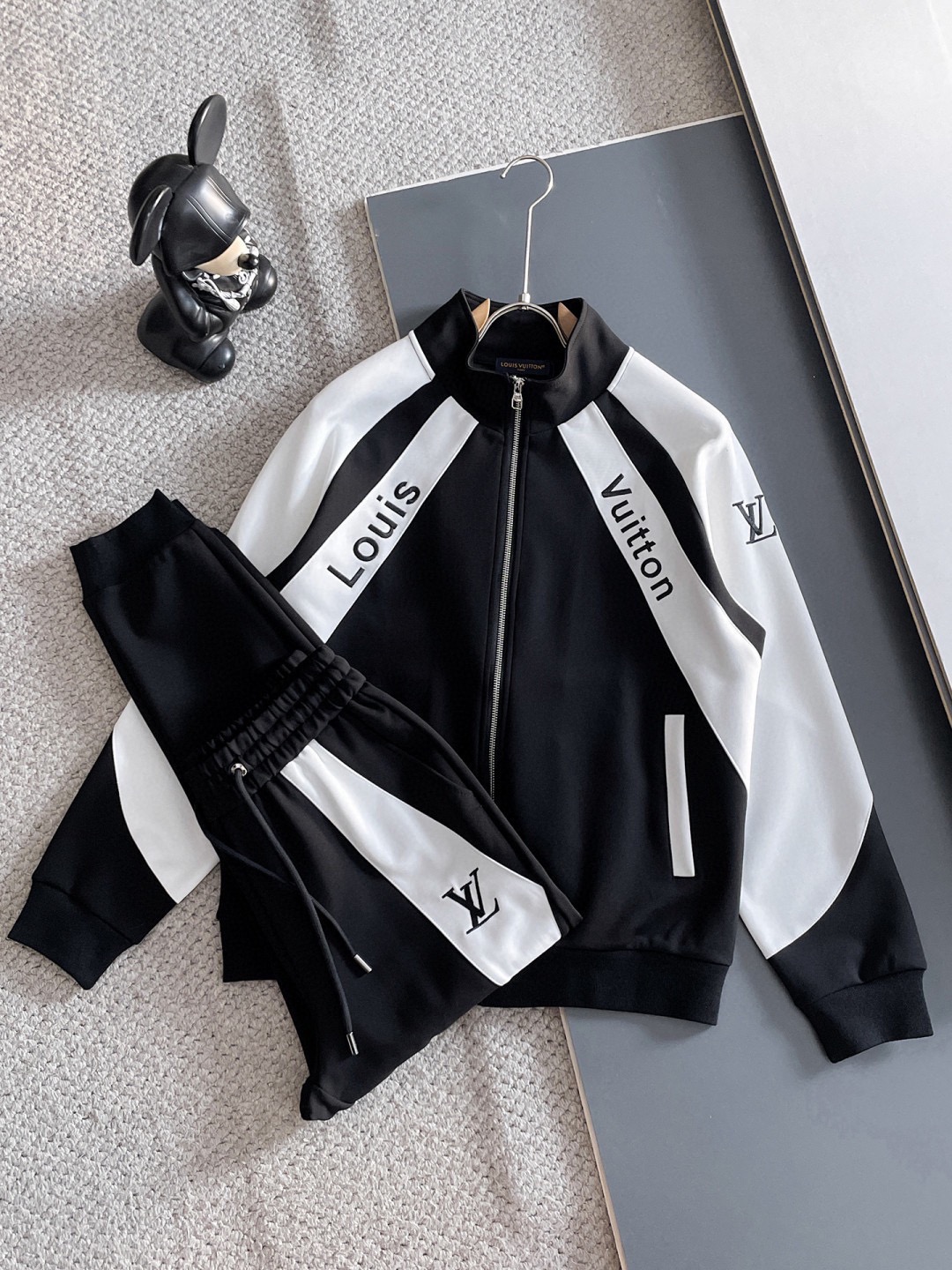 NO:608103,[LV Louis Vuitton] Hot-selling suit is coming. Focus on the original version of the official website. 2025 new hot-selling cardigan sweater suit. The original product is carefully crafted by top designers. It is a fitting and perfect upper body effect. All-natural high-quality Tencel Roman cotton, close-fitting comfort, noble and elegant!  Original hardware embodies elegance and nobility!  Counter sizes M-3XL (up to 190 pounds),,louis vuitton,louis vuitton,hoodie,sweatshirts,alexander wang19860909【LV路易威登】爆款套装来袭 专注官网原版 2025全新爆款开衫卫衣套装 原单狠货倾注顶级设计师的精心之作 就为一个贴合、完美的上身效果 全天然优质天丝罗马棉,贴身的舒适感 高贵典雅！原厂五金无不彰显优雅高贵气质！专柜尺码M-3XL（最大穿到190斤）,,louis vuitton,louis vuitton,hoodie,sweatshirts,alexander wang,Men's clothing