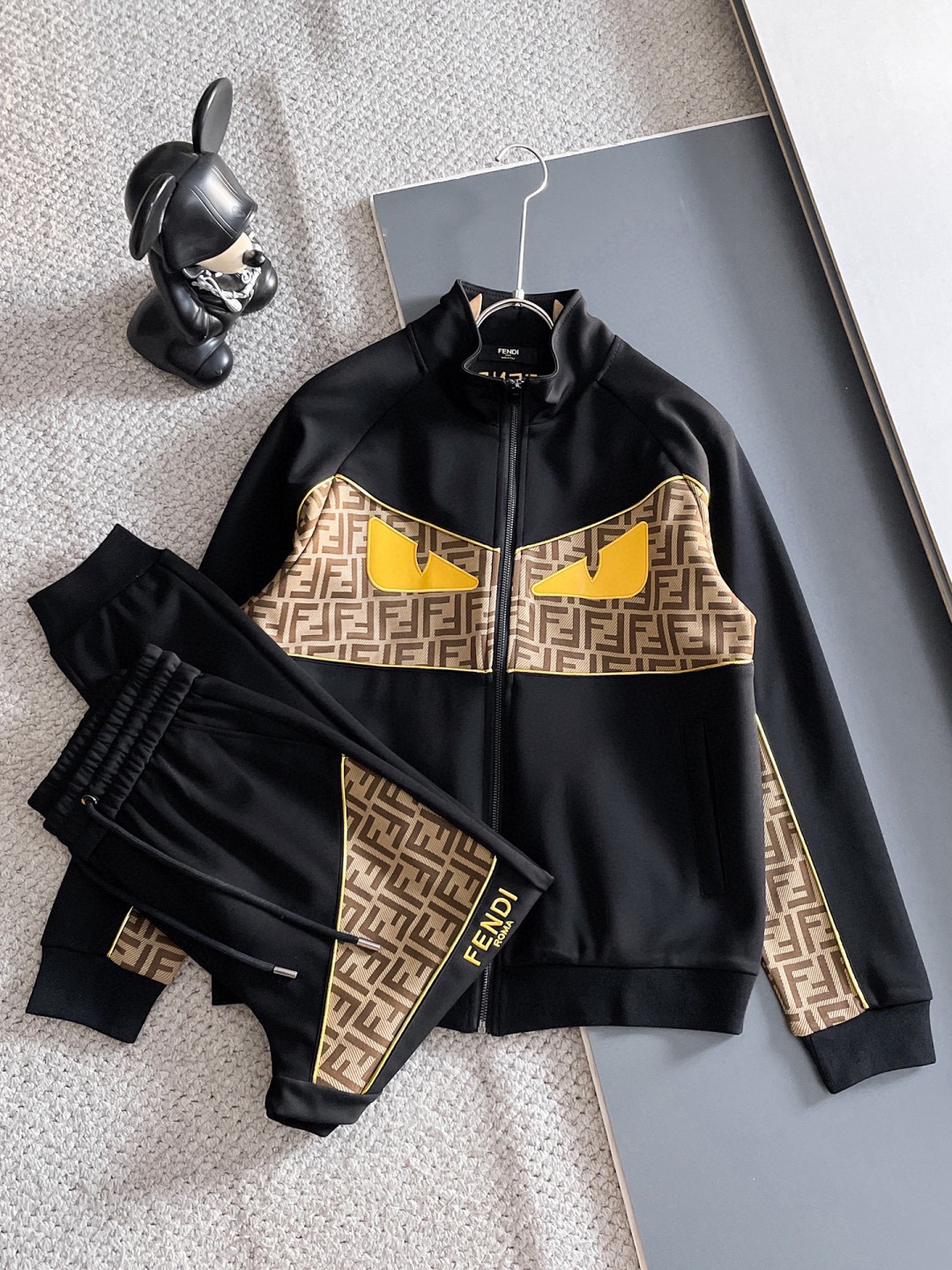 NO:608097,[FENDI] Hot-selling suit is coming. Focus on the original version of the official website. 2025 new hot-selling cardigan sweater suit. The original product is carefully crafted by top designers. It is a fitting and perfect upper body effect. All-natural high-quality Tencel Roman cotton, close-fitting comfort, noble and elegant!  Original hardware embodies elegance and nobility!  Counter sizes M-3XL (up to 190 pounds), fendi, fendi, hoodie, sweatshirts, alexander wang19860909【FENDI 芬迪】爆款套装来袭 专注官网原版 2025全新爆款开衫卫衣套装 原单狠货倾注顶级设计师的精心之作 就为一个贴合、完美的上身效果 全天然优质天丝罗马棉,贴身的舒适感 高贵典雅！原厂五金无不彰显优雅高贵气质！专柜尺码M-3XL（最大穿到190斤）,,fendi,fendi,hoodie,sweatshirts,alexander wang,Men's clothing