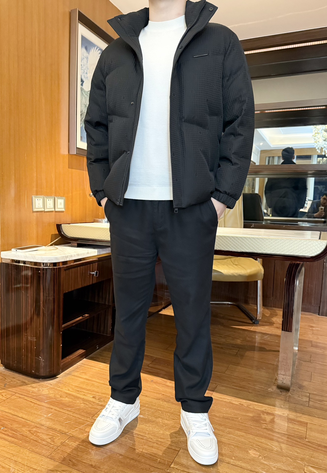 NO:599899,Mengkou-2025 new down jacket!  The texture hides details. The dark pattern jacquard fabric has a low-key and high-end feel, breaking the monotony of pure black. The checkered pattern + logo texture are looming under the light. The texture is far better than the basic stand-up collar + temperature-locking padding. The fluffiness is just right. The upper body is neat and not tight. It can be worn for daily commuting / light business. The fabric is wrinkle-resistant and wind-resistant, and the pocket + invisible zipper design is practical, so you can wear it casually without stepping on the trap!  Size: 48-56 (model 180/140 wears 50, with Hong Kong Lane Crawford gift box packaging), Moncler, down jacket, alexander wang19860909蒙口-2025新款羽绒服！质感暗藏细节,暗纹提花面料自带低调高级感,打破纯黑单调,灯光下若隐若现的格纹+标识纹理,质感远超基础款立领+锁温填充,蓬松度刚好,上身利落不压身,日常通勤/轻商务都能穿,面料抗皱抗风,口袋+隐形拉链设计兼顾实用性,随便搭都不踩雷！码数:48-56(模特180/140穿50,配香港连卡佛礼盒包装),,Moncler,down jacket,alexander wang,Men's clothing