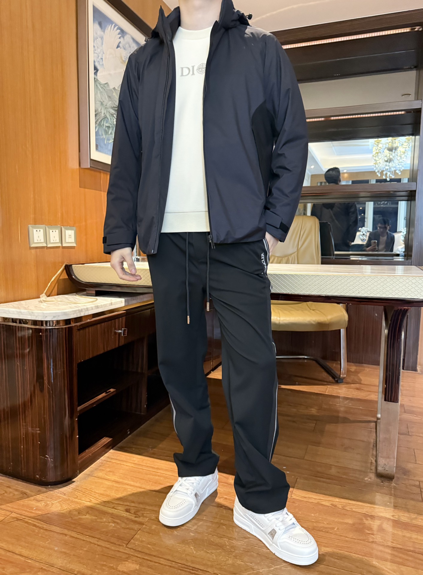 NO:599902,Zegna-2025 new down jacket!  Technological fabrics + hidden details. The outer layer is made of fine-textured windproof and anti-wrinkle fabrics, and the splicing design highlights your body shape. The interior is fully padded to lock in warmth, and is low-key and reveals a sense of quality. Hood + practical design with multiple pockets. The adjustable hood takes into account both warmth and style. It is lightweight and not bulky. It is suitable for many styles. One piece can be used with all autumn and winter inner outfits!  Size: 48-56 (model 180/140 wears 50, with Hong Kong Lane Crawford gift box packaging),,zegna,down jacket,hats,alexander wang19860909杰尼亚-2025新款羽绒服！科技感面料+暗藏细节外层是细腻纹理的防风抗皱面料,拼接设计显身形；内里填充饱满锁温,低调透出品质感.连帽+多口袋实用设计,可调节连帽兼顾保暖与造型,轻量不臃肿,适配多风格,一件能搭遍秋冬内搭！码数:48-56(模特180/140穿50,配香港连卡佛礼盒包装),,zegna,down jacket,hats,alexander wang,Men's clothing