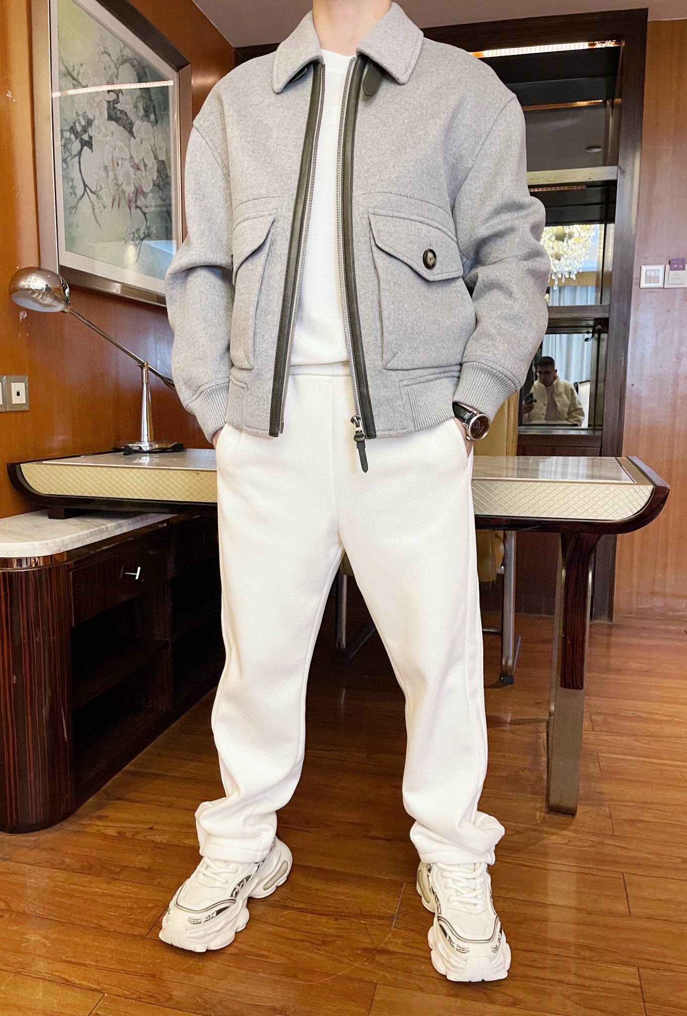 NO:599905,Lp-2025 counter’s latest hot style leather wool jacket is shipped, a hot-selling item in European and American counters!  It is made of 10% cashmere sheep wool, Australian wool blend and sheepskin embellishment. It is a must-have for autumn and winter wear. When the soft luxury of 10% cashmere meets the crispness of 90% sheep wool, and then custom-woven with 16 fine Australian wool (90-100 count), this leather jacket is destined to be extraordinary from the fabric. It is not an ordinary autumn and winter jacket, but a 'hard currency' that combines luxurious materials, craftsmanship details, and pattern design.  1. The warmth and high-end feel of the same material as the luxury brand. The golden ratio of 10% cashmere and sheep wool in the fabric not only retains the delicate softness of cashmere, but also uses high-count Australian wool (90-100 count, 16 fineness) to achieve a crisp silhouette. The upper hand is as smooth as a cloud, but the upper body can maintain neat lines. It can be worn alone to keep warm in autumn and winter, and it can be layered without looking bloated.  Sheepskin is used throughout the details - the sheepskin edging on the edges of pockets, the sheepskin panels on the collar, the sheepskin inserts on both sides of the zipper... Every piece of leather is finely tanned, soft to the touch and has a high-level luster, forming a texture collision of 'soft and hard' and 'velvet and light' with the woolen fabric. The lining is polyester fiber, which is smooth and skin-friendly, and will not cause embarrassing friction with the inner wear when put on and taken off, while enhancing the overall durability. 2. 'Three-dimensional tailoring' that does not pick on the body shape.  It adopts a dropped shoulder and loose version, which is extremely friendly to all body shapes - people with wide shoulders can wear it with a casual aura, while people with narrow shoulders can give it a three-dimensional look. The short length (refer to the short ratio of conventional jackets) is just stuck at the waistline, visually optimizing the body proportions, even when paired with straight pants or wide-leg pants, it can make you appear taller and slimmer.  The ribbed hem and cuffs are custom-woven and have moderate elasticity. They can lock in temperature without being as tight and deformed as ordinary ribs. They will remain stiff after long-term wear, making the overall shape always neat. 3. Design details are full of ingenuity and 'luxury-grade craftsmanship'  The three-dimensional accordion pocket is a large-capacity pocket that is not only practical, but also becomes the visual focus with its 'three-dimensional accordion' structure. The sheepskin edging + retro buttons on the edge of the pocket make the functional design instantly become the highlight of the outfit. It can accommodate mobile phones and wallets, and can also quietly hide the small arms.  The sheepskin decorative system includes the sheepskin panels on the collar, the sheepskin inserts on both sides of the zipper, and the sheepskin edging of the pockets... The stitching density at the splicing of leather and wool reaches the standard of luxury brands. Every inch of stitching is neat and delicate, and can withstand close inspection.  The metal hardware zipper pullers and collar adjustment buckles are all made of customized metal parts. The matte texture is not exaggerated, but reveals a sense of refinement in the details. The texture and color of the retro buttons form a unified tone with the leather and woolen fabrics, allowing the 'sensation of high-end' to overflow from the details.  This leather jacket is a carnival of material control, a feast for the detail party, and a 'classic' that can be worn for many years in the autumn and winter wardrobe. Made of 10% cashmere and sheep wool luxury fabrics, sheepskin finishing touches, plus three-dimensional tailoring and craftsmanship, it is not only a jacket, but also a 'textured business card' for your autumn and winter wear. Sizes 48-56 (model 180/140 wears 50, comes with Hong Kong Lane Crawford gift box packaging), loro  piana,wallets,jackets & coats,jackets & coats,sheepskin,gold,alexander wang19860909Lp-2025专柜最新爆款拼皮羊毛夹克出货 欧美专柜热销单品！采用10山羊绒绵羊毛 澳毛混纺 羊皮点缀 秋冬穿搭刚需 当10山羊绒的柔奢与90绵羊毛的挺括相遇,再以16细度澳毛（90-100支） 定织,这件皮夹克从面料起就注定不凡.它不是普通的秋冬外套,而是集材质奢感、工艺细节、版型设计于一身的穿搭“硬通货”. 一、材质奢牌同源的保暖与高级感 面布10山羊绒绵羊毛的黄金配比,既保有羊绒的细腻软糯,又借由高支澳毛（90-100支、16细度）实现挺括廓形.上手是云朵般的柔滑,上身却能撑出利落线条,秋冬单穿保暖,内搭叠穿也不显臃肿. 配料羊皮贯穿细节——口袋边缘的羊皮包边、领口的羊皮饰片、拉链两侧的羊皮嵌条……每一处皮革都经过细腻鞣制,触感柔软且自带高级光泽,与毛呢面料形成“软与硬”“绒与光”的质感碰撞. 里料聚酯纤维,顺滑亲肤,穿脱时不会与内搭产生尴尬摩擦,同时增强整体耐用性. 二、版型不挑身材的“立体剪裁术” 采用落肩宽松版型,对各种身形都极度友好——肩宽的人能穿出随性气场,肩窄的人能撑出立体感.短款衣长（参考常规夹克短款比例）刚好卡在腰线位置,视觉上优化身材比例,哪怕搭配直筒裤、阔腿裤,也能显高显瘦. 罗纹下摆与袖口是定织工艺,弹性适中,既能锁住温度,又不会像普通罗纹那样紧绷变形,长期穿着依然保持挺括,让整体造型始终利落. 三、设计细节处处是匠心的“奢品级工艺” 立体风琴口袋大容积口袋不仅实用,更以“立体风琴”结构成为视觉焦点.口袋边缘的羊皮包边+复古纽扣,让功能性设计秒变穿搭亮点,放得下手机、钱包,还能悄咪咪藏起小肉臂. 羊皮装饰系统领口的羊皮饰片、拉链两侧的羊皮嵌条、口袋的羊皮包边……皮革与毛呢的拼接处,针脚密度达到奢牌同源标准,每一寸缝合都工整细腻,经得起近距离端详. 金属硬件拉链头、领口调节扣均采用定制金属件,哑光质感不浮夸,却在细节处透出精致感；复古纽扣的纹理与色泽,和皮革、毛呢面料形成调性统一,让“高级感”从细节里溢出来. 这件皮夹克,是材质控的狂欢,是细节党的盛宴,更是秋冬衣橱里能穿多年的“经典款”.10山羊绒绵羊毛的奢级面料,羊皮的点睛装饰,再加上立体剪裁与匠心工艺,它不止是一件外套,更是你秋冬穿搭的“质感名片”. 尺码48-56码（模特180/140穿50,配香港连卡佛礼盒包装）,,loro piana,wallets,jackets & coats,jackets & coats,sheepskin,gold,alexander wang,Men's clothing