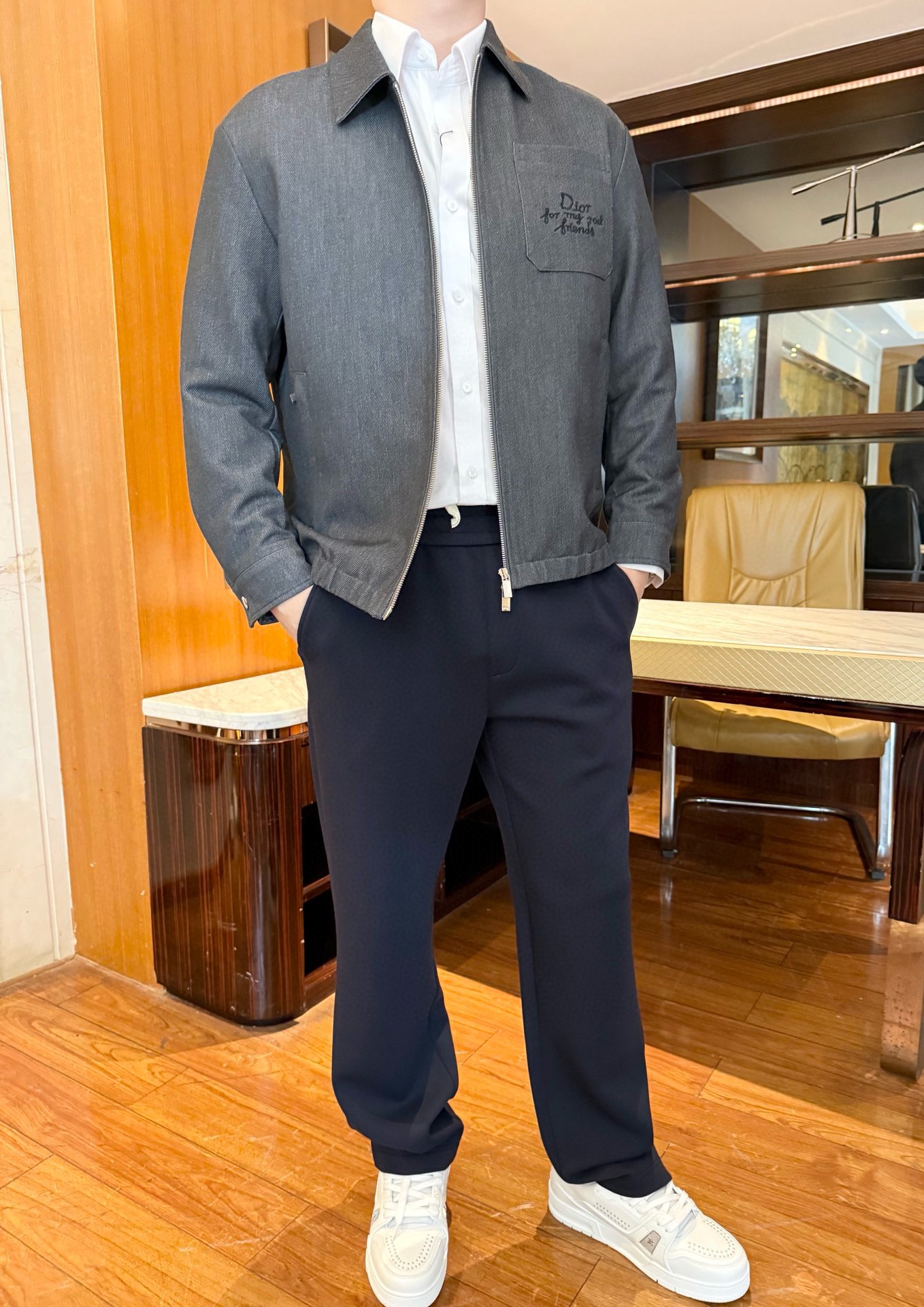 NO:599908,Dior - 2025 new autumn jacket, made of custom-made fabrics, lapel design, iconic brand English embroidery embellishment, three-dimensional tailoring, crisp and capable, extremely attractive!  The details show ingenuity, exquisite workmanship and taste!  Size 48-56 (model 180/140 wears 50, with Hong Kong Lane Crawford gift box packaging), dior, jackets & coats, jackets & coats, alexander wang19860909迪奥-2025秋季新款夹克外套,采用客供定制面料,翻领设计,标志性品牌英文刺绣点缀,立体剪裁挺括干练极具超前魅力！细节之处尽显匠心工艺,做工考究,彰显品味！码数48-56(模特180/140穿50,配香港连卡佛礼盒包装),,dior,jackets & coats,jackets & coats,alexander wang,Men's clothing