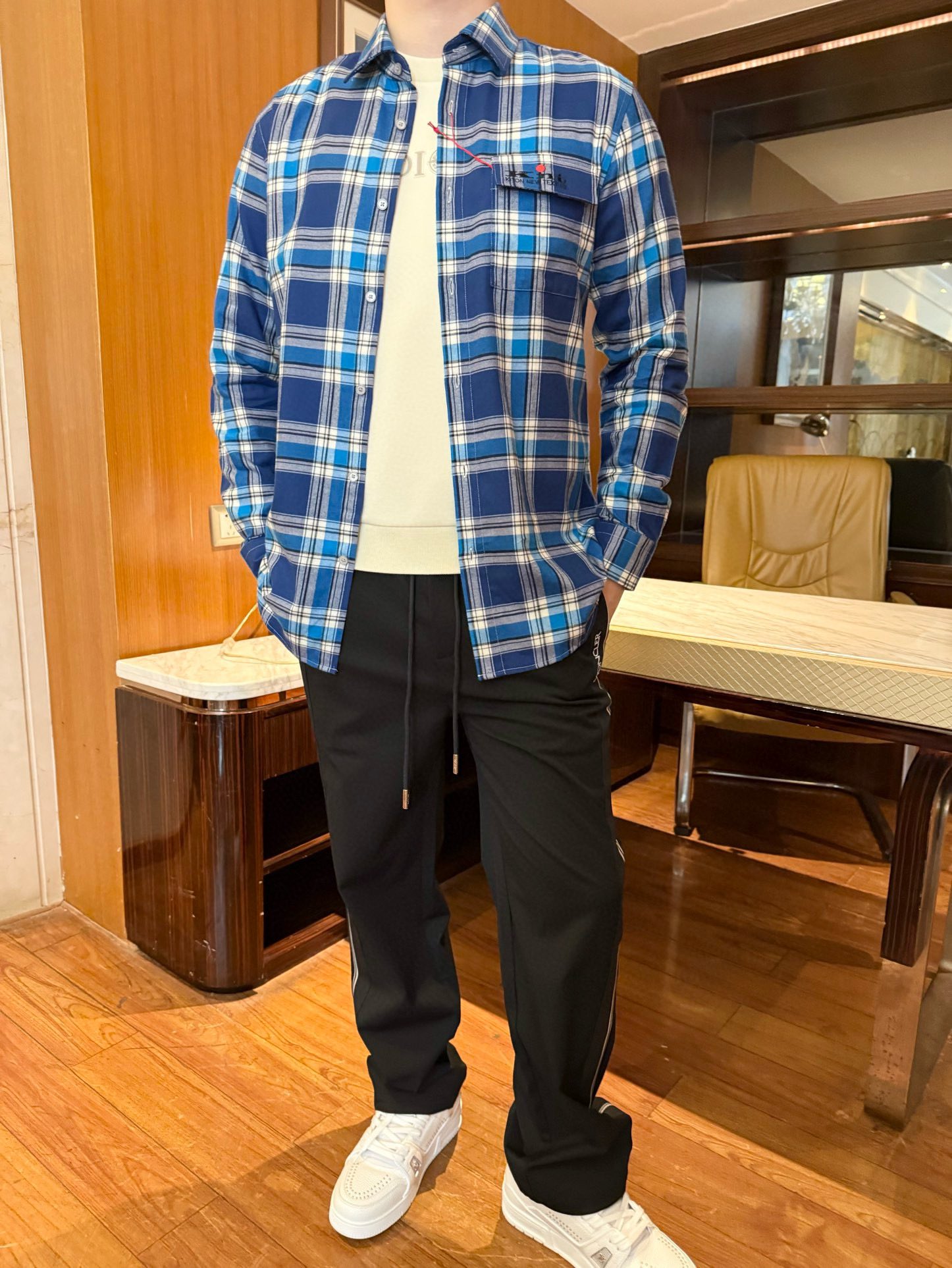 NO:599911,Kiton - the first release of autumn and winter 2025, yarn-dyed checkered sanding process creates a delicate texture!  Stylish and decent double-pocket double-pocket flap shirt for business gentleman commuting. The classic slightly slim fit continues the unique Italian style charm of his family. Whether paired with a casual cardigan or a formal suit, it has a sense of gentlemanly elegance! Size: S-XXL (model 180/140 wears M, comes with Hong Kong Lane Crawford gift box packaging), shirts, business suit, alexander wang19860909Kiton-2025年秋冬第一弹,色织格仔磨毛工艺打造细腻质感！商务绅士通勤款时尚又得体双袋双袋盖衬衫.经典微修身版型,延续了他家特有的意式风格魅力,不论配休闲的开衫还是正式的西装,都自带一份绅士的优雅感!码数:S-XXL(模特180/140穿M,配香港连卡佛礼盒包装),,shirts,business suit,alexander wang,Men's clothing