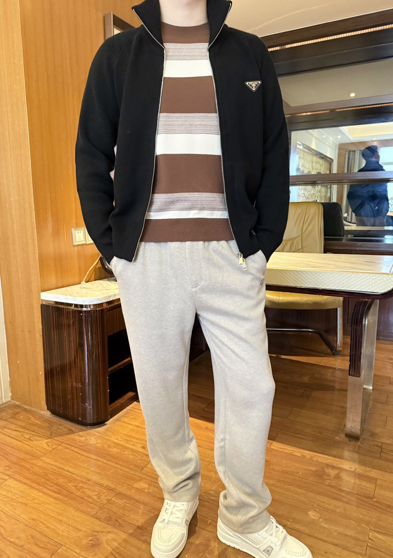 NO:599909,Prada-2025 new jacket!  Made of fine 100% wool material, it feels soft and skin-friendly, with a warm and fluffy feel. It can be worn close to the skin without being irritated, and has good elasticity, allowing for unrestricted movement. Pure black tone + stand-up collar zipper version, neat and energetic; paired with the iconic triangle logo, it reveals a delicate texture in a low-key manner, unobtrusive but recognizable. The thickness is just right.  Suitable for spring and autumn/early winter innerwear, it is refreshing when worn alone and not bulky when layered. The metal zipper is smooth and durable, and the ribbed edge fits the body shape. The overall workmanship is regular and the texture is visible to the naked eye. Size: 48-56 (model 180/140 wears 50, with Hong Kong Lane Crawford gift box packaging), prada, jackets  & coats,alexander wang19860909普拉达-2025新款外套！采用细腻的百分百羊毛材质,触感柔软亲肤,自带温暖蓬松感,贴身穿不扎肤,同时有不错的弹性,活动无束缚.纯黑调+立领拉链版型,利落显精神；搭配标志性三角标,低调中透出精致质感,不张扬却有辨识度.厚度刚好适配春秋/初冬内搭,单穿清爽、叠穿不臃肿,金属拉链顺滑耐用,罗纹收边贴合身形,整体做工规整,质感肉眼可见.码数:48-56(模特180/140穿50,配香港连卡佛礼盒包装),,prada,jackets & coats,alexander wang,Men's clothing