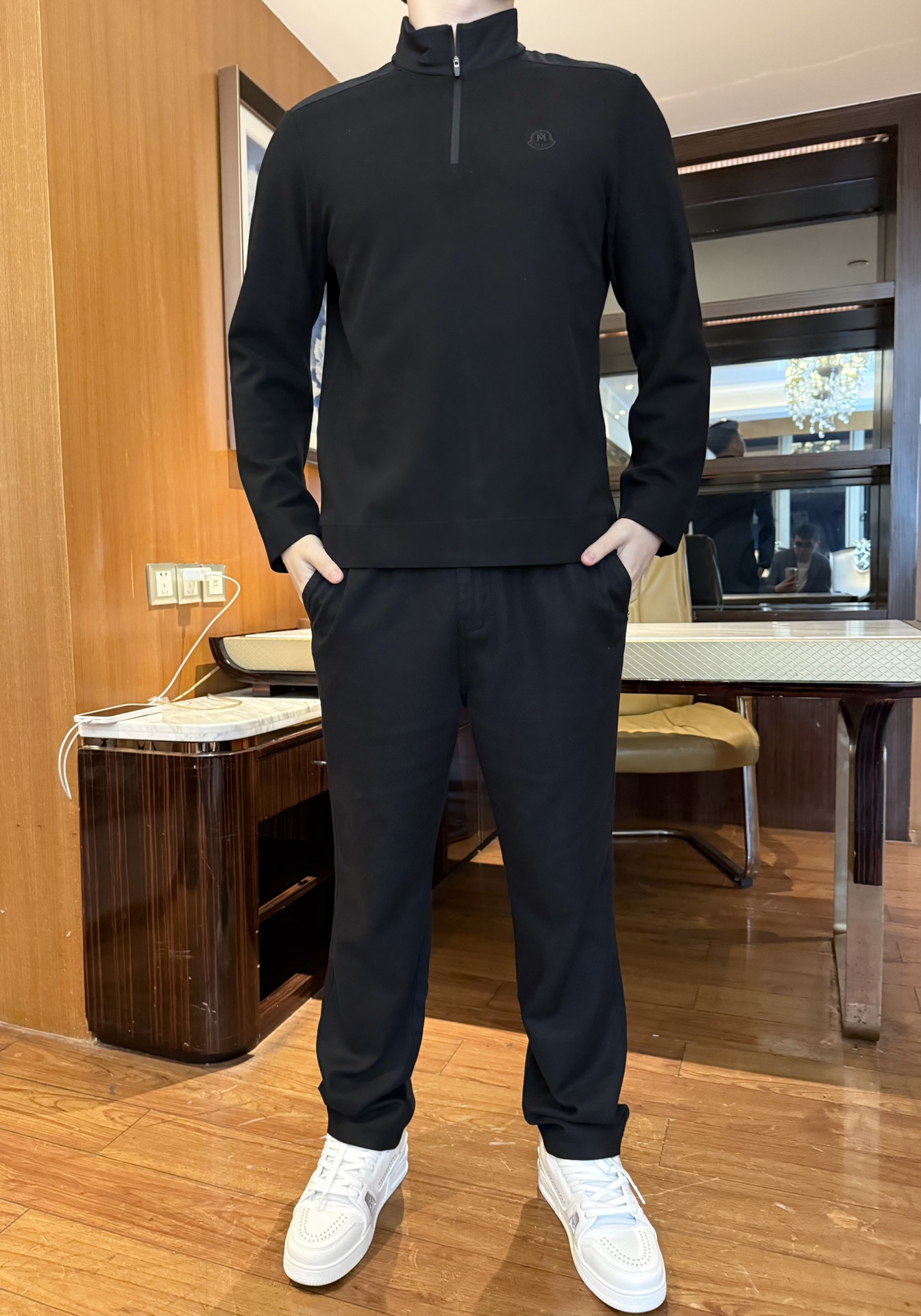 NO:599913,Mengkou-2025 new sweatshirt!  Made of delicate and smooth skin-friendly material, it feels soft and waxy but not stuffy. It is close-fitting and breathable without being restrictive. It can be kept comfortable during daily activities or sitting for a long time. The black color is gentle and textured, with a half-zip stand-up collar and exquisite embossed logo. It is simple but not monotonous. It exudes a light and luxurious atmosphere in a low-key manner and is not picky about the style. The version is slim but not tight, and can modify the body shape. It will not be too loose or bloated, nor will it be bloated.  It is cramped and restricts movement, and is suitable for most body shapes. The half-zip design makes it easy to adjust the elasticity of the neckline, and the cuffs and hem are closed to fit, taking into account warmth and neatness. Size: 48-56 (model 180/140 wears 50, comes with Hong Kong Lane Crawford gift box packaging), Moncler, hoodie, sweatshirts, alexander  wang19860909蒙口-2025新款卫衣！采用细腻柔滑的亲肤材质,触感软糯不闷热,贴身穿透气无束缚,日常活动或久坐都能保持舒适.黑色色调温柔显质感,半拉链立领+精致压印Logo,简约不单调,低调中透出轻奢氛围,不挑穿搭风格.版型修身不紧绷,能修饰身形,既不会过于松垮显臃肿,也不会局促限制动作,适配多数身形.半拉链设计方便调节领口松紧,袖口、下摆做了贴合收边,兼顾保暖与利落感.码数:48-56(模特180/140穿50,配香港连卡佛礼盒包装),,Moncler,hoodie,sweatshirts,alexander wang,Men's clothing