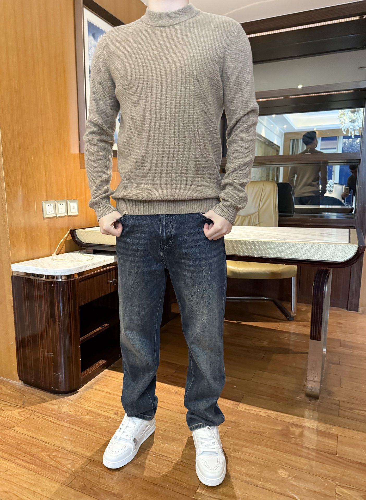 NO:599915,Lp-2025 new sweater!  Waffle texture cotton wool cashmere fabric has its own delicate texture, soft and fluffy to the touch, warm and not heavy, close to the skin without being stuck; half-high collar + solid color base, neatly modify the neck line, simple but not monotonous, with a 'clean and elegant' atmosphere; slightly slim fit, fit the body shape but not tight  , it can hide flesh and highlight neat lines, and can be worn by all body types to create a sense of relaxation; it is moderately thick, can show texture when worn alone, and is not bulky when worn layered, suitable for matching in many scenes in autumn and winter. Size number: 48-56 (model 180/140 wears 50, comes with Hong Kong Lane Crawford gift box packaging),, loro  piana,sweaters,alexander wang19860909Lp-2025新款毛衣！华夫格纹理棉羊毛山羊绒面料,自带细腻肌理感,触感软糯蓬松保暖又不厚重,贴肤亲肤不扎身；半高领+纯色基调,利落修饰脖颈线条,简约不单调,自带“干净贵气”氛围；微修身剪裁,贴合身形但不紧绷,既能藏肉又能凸显利落线条,各种身材都能穿出松弛感；厚度适中,单穿显质感、叠穿不臃肿,适配秋冬多场景搭配.码数:48-56(模特180/140穿50,配香港连卡佛礼盒包装),,loro piana,sweaters,alexander wang,Men's clothing