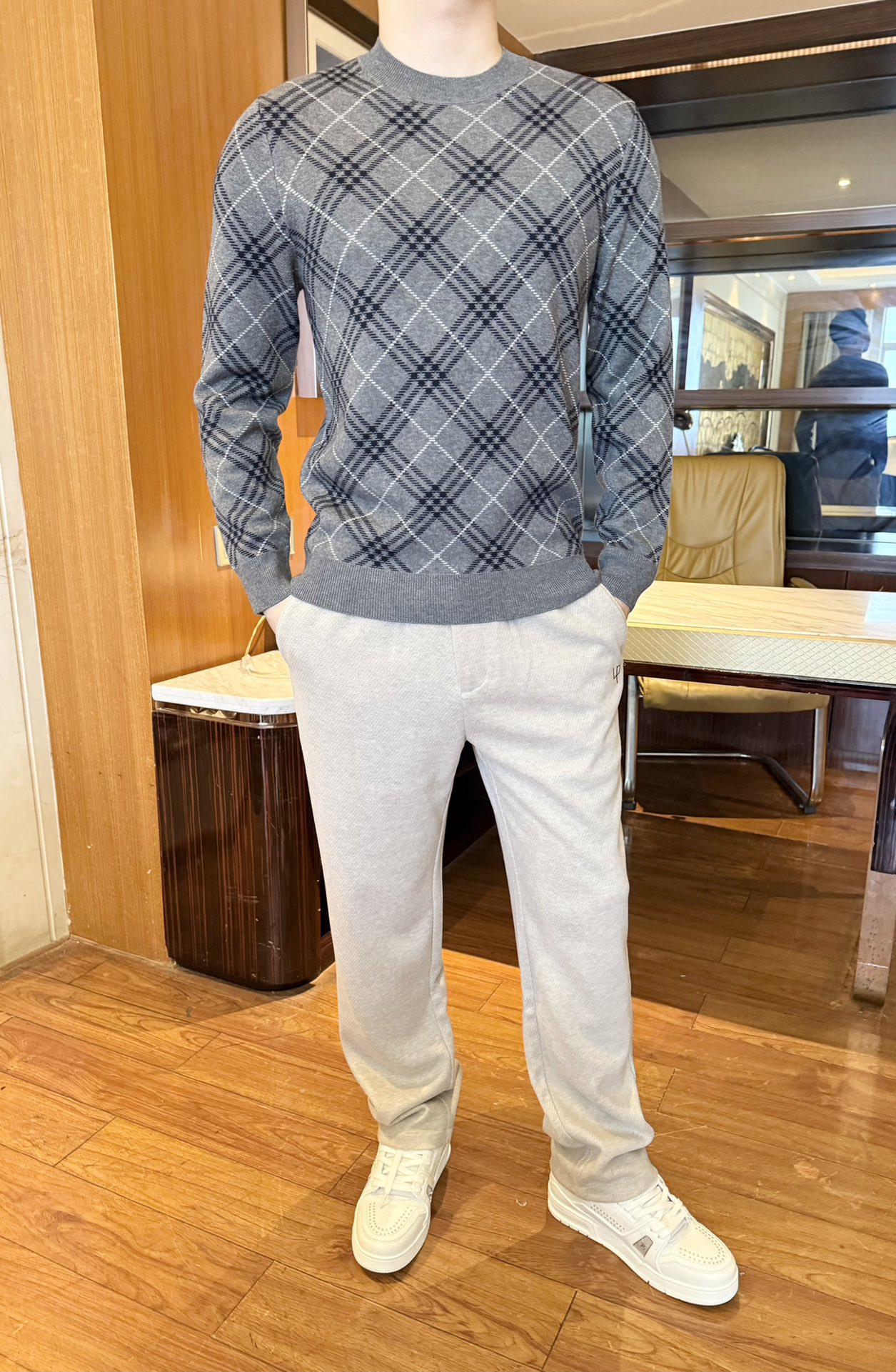 NO:599917,Burberry-2025 new sweater!  Delicate 100% wool material, soft to the touch and close to the skin, without pricking the skin when worn close to the skin; moderate thickness, warm but not bulky, taking into account both comfort and practicality. The retro diamond pattern has a British style; round neck + elastic edge cuffs/hem, simple and neat and fit the body shape, not baggy and delicate. The classic plaid element is suitable for a variety of styles. It is recognizable when worn alone, or layered with jackets to enrich the look!  Size: 48-56 (model 180/140 wears 50, with Hong Kong Lane Crawford gift box packaging), burberry, jackets & coats, sweaters, alexander wang19860909巴宝莉-2025新款毛衣！细腻百分百羊毛材质,触感柔软亲肤,贴身穿不扎肤；厚度适中,保暖不臃肿,兼顾舒适与实用性复古菱格纹自带英伦格调；圆领+弹力收边袖口/下摆,简约利落又贴合身形,不松垮显精致经典格纹元素适配多种风格,单穿有辨识度,叠穿外套也能丰富造型层次！码数:48-56(模特180/140穿50,配香港连卡佛礼盒包装),,burberry,jackets & coats,sweaters,alexander wang,Men's clothing