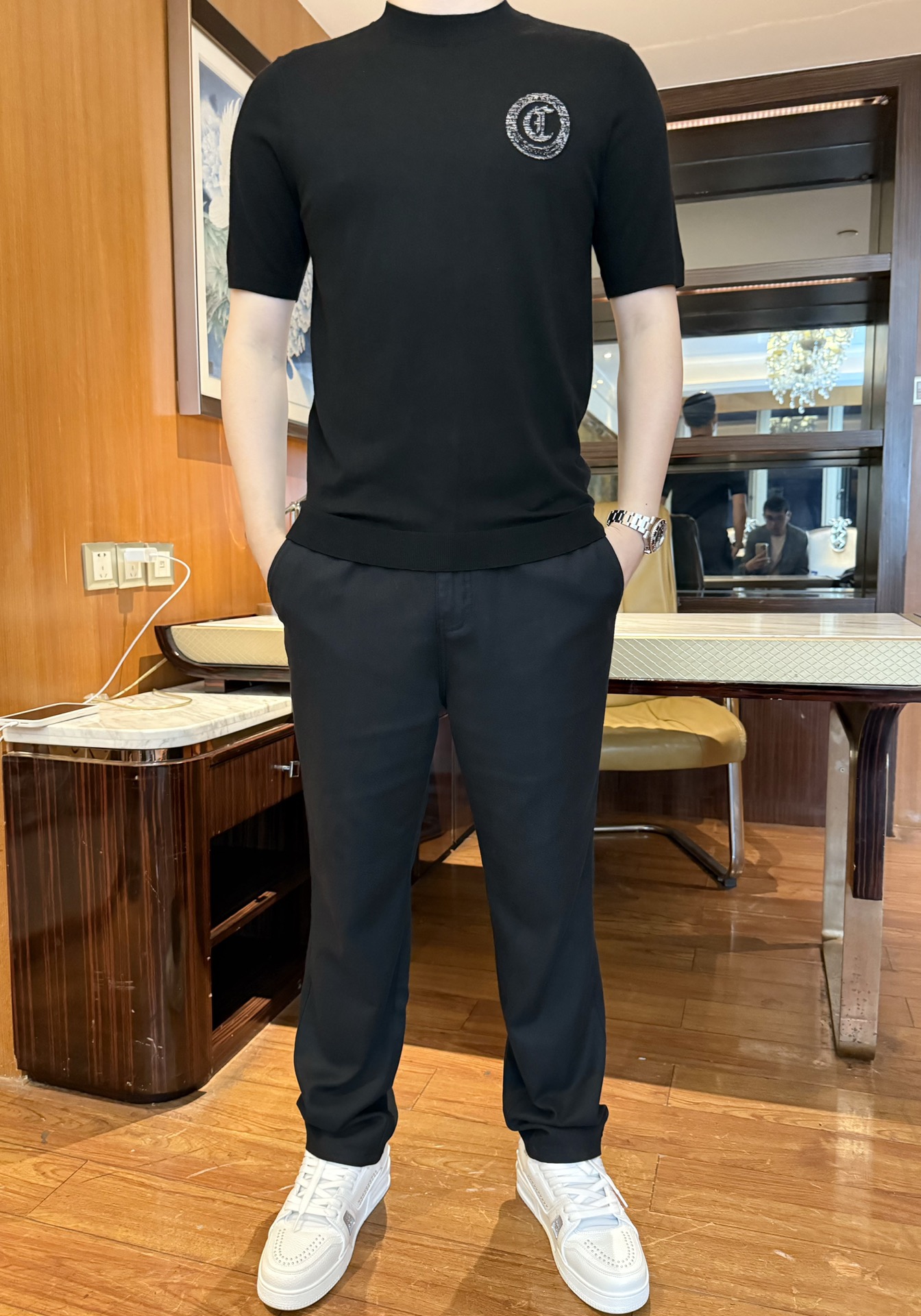 NO:599921,Crow Heart-2025 new round neck T-shirt!  It is made of wool and cashmere fabric, which feels soft and silky, and sticks to the skin without sweating. It has the texture of cashmere and the freshness of short sleeves. It is not easy to deform or snag when worn for a long time. It is super worry-free to take care of. It has an off-white background and dark logo embroidery, which is simple yet luxurious with light luxury details.  , is not ostentatious but can enhance the sophistication of the outfit; the half-high collar design can also modify the neck line, making the face smaller and more elegant. The tailoring that fits the body shape can outline neat lines without constricting the body, which can highlight the body advantages without looking cramped, and is suitable for various body shapes!  Size 48-56 (model 180/140 wears 50, with Hong Kong Lane Crawford gift box packaging), chrome hearts, T-shirt, tees, t-shirt, alexander wang19860909克罗心-2025新款圆领T恤！采用羊毛羊绒面料,触感软滑如丝,贴肤不闷汗,既有羊绒的质感又兼顾了短袖的清爽,久穿不易变形、不易勾丝,打理超省心~米白色底色+暗纹Logo刺绣,简约中带轻奢细节,不张扬但能提升穿搭精致度；半高领设计还能修饰颈部线条,显脸小又显气质.贴合身形的剪裁,能勾勒利落线条但不勒身,既能凸显身材优势,又不会显得局促,适配各种身形！码数48-56（模特180/140穿50,配香港连卡佛礼盒包装）,,chrome hearts,T-shirt,tees，t-shirt,alexander wang,Men's clothing