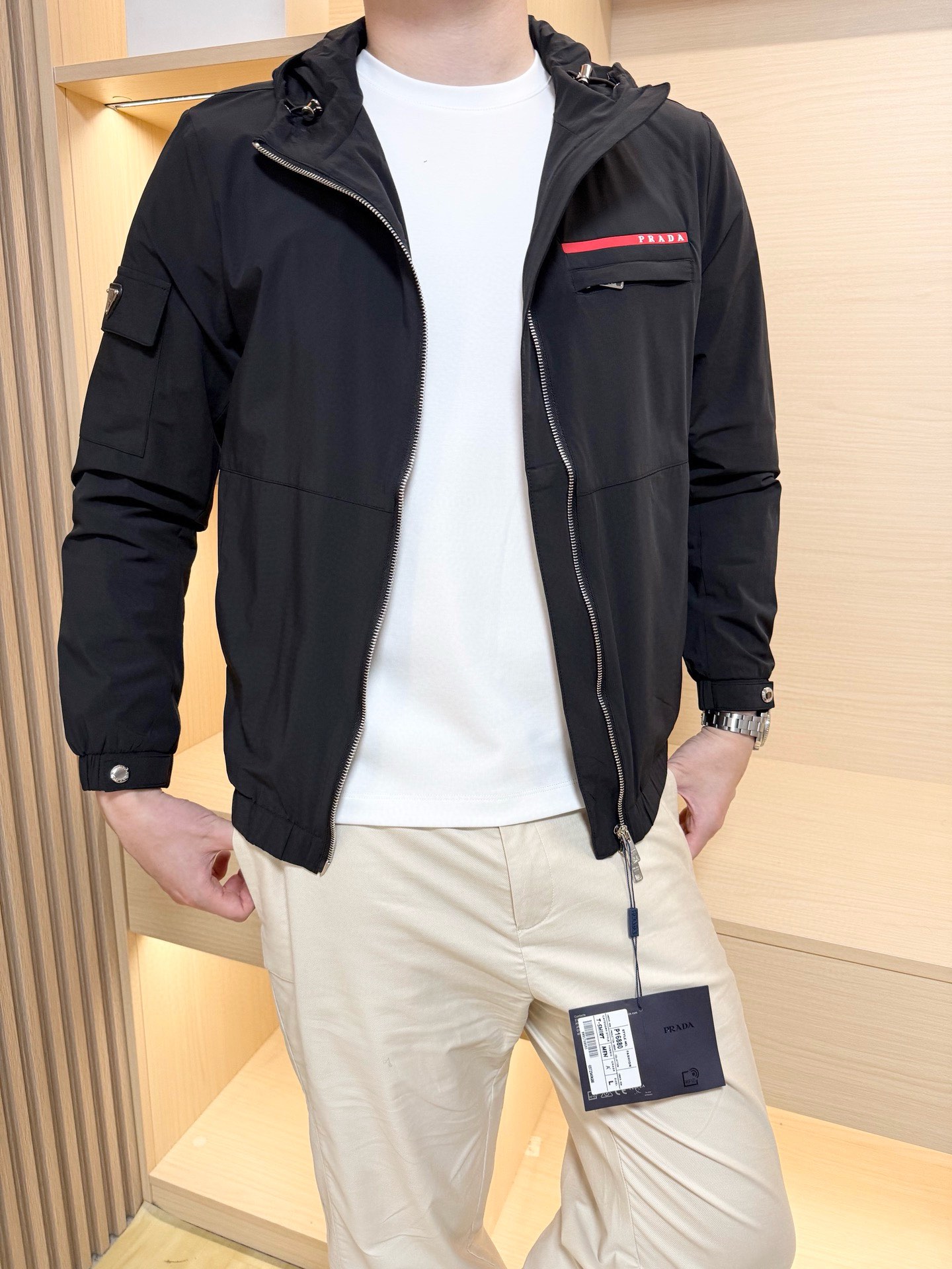 NO:599904,Prada-2025 latest popular jackets are shipped from counters, and are available simultaneously at European and American counters!  Selected high-quality polyester fabrics imported from Italy are matched with simple and fashionable designs, neat workmanship, and the chest logo is low-key and eye-catching!  Complete with three standards, perfect goods from trading company, a must-have for high-end people!  Size 48-56 (model 180/140 wears 50, comes with Hong Kong Lane Crawford gift box packaging), prada, jackets & coats, alexander wang19860909普拉达-2025专柜最新爆款外套出货 欧美专柜同步发售！精选意大利进口高品质聚酯纤维面料搭配简约时尚的设计,做工工整,胸口标志低调又醒目！三标齐全,贸易公司完美货品,高端人士必备！尺码48-56(模特180/140穿50,配香港连卡佛礼盒包装）,,prada,jackets & coats,alexander wang,Men's clothing