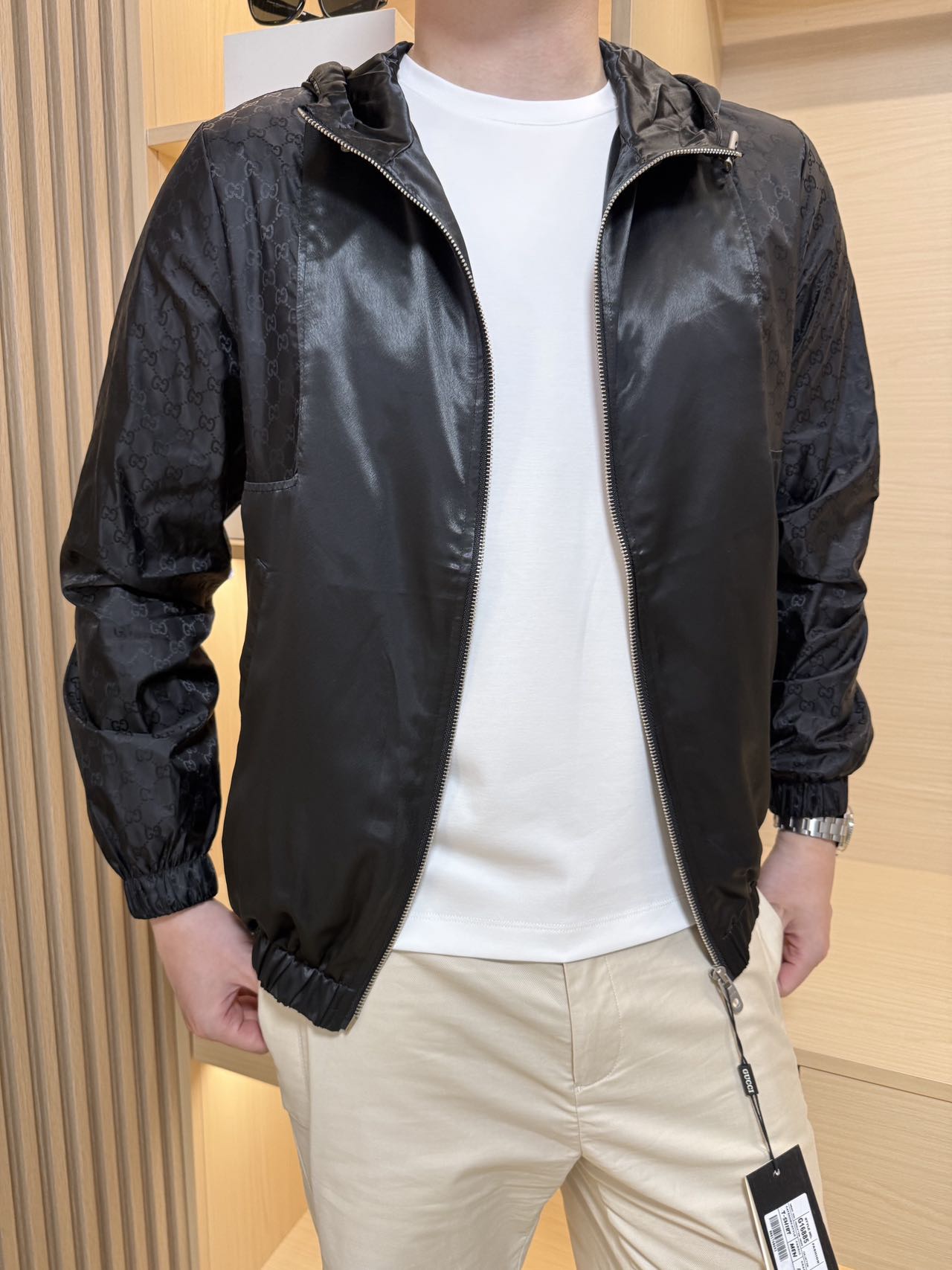 NO:599884,Gucci-2025 latest popular jackets are shipped from counters, and are available simultaneously at European and American counters!  Selected polyester fiber fabrics imported from Italy are paired with simple and fashionable designs. The classic brand logo of the splicing design highlights fashionable sizes 48-56 (model 180/140 wears 50, with Hong Kong Lane Crawford gift box packaging), jackets & coats, alexander wang19860909古琦-2025专柜最新爆款外套出货 欧美专柜同步发售！精选意大利进口聚酯纤维面料搭配简约时尚的设计,拼接设计的经典品牌标志彰显时尚尺码48-56（模特180/140穿50,配香港连卡佛礼盒包装）,,jackets & coats,alexander wang,Men's clothing