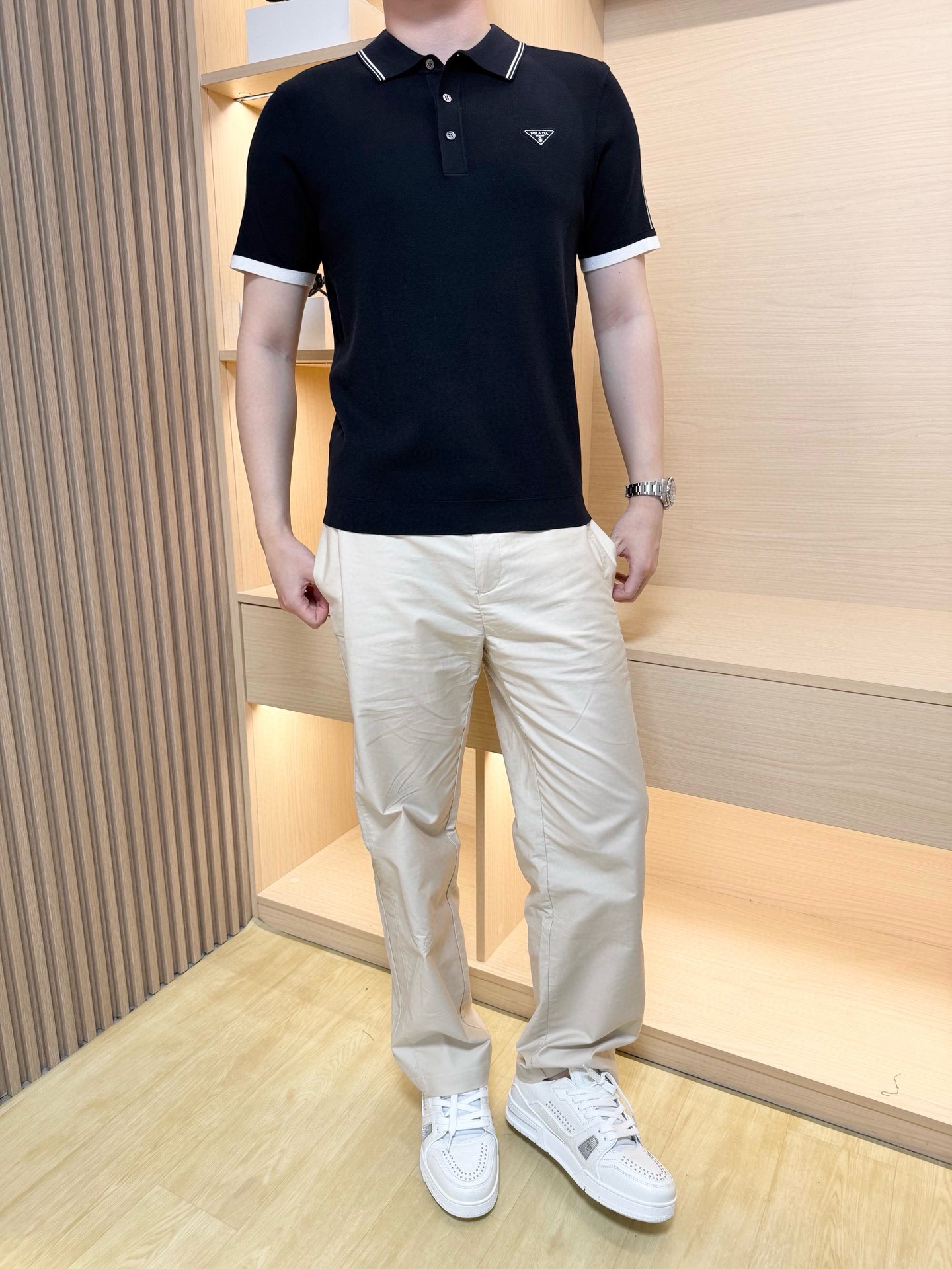 NO:599887,Prada-2025 latest hot model Polo is shipped from the counter, a hot-selling item in the London counter!  Selected Italian wool regenerated fiber fabrics are delicate, soft and very skin-friendly with the latest design. The brand English logo design on the chest highlights the taste. Business and casual boutique. Size: 48-56 (model 180/140 wears 50, with Hong Kong Lane Crawford gift box packaging),, prada, alexander wang19860909普拉达-2025专柜最新爆款Polo出货 伦敦专柜热销单品！精选意大利采用羊毛再生纤维面料细腻柔软亲肤性极佳搭配最新的设计,胸口的品牌英文标志设计彰显品味 商务休闲精品.尺码:48-56（模特180/140穿50,配香港连卡佛礼盒包装）,,prada,alexander wang,Men's clothing