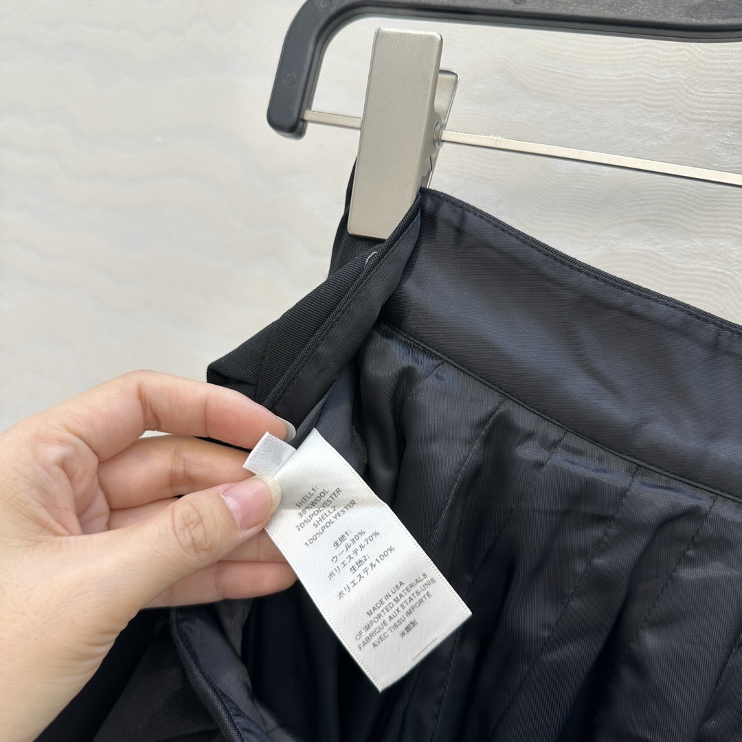 高端原单品质❤️Row风长期主义～复古宫廷风褶位长半裙！进口斜纹精纺羊毛面料质感挺阔细腻，法式气质名媛白