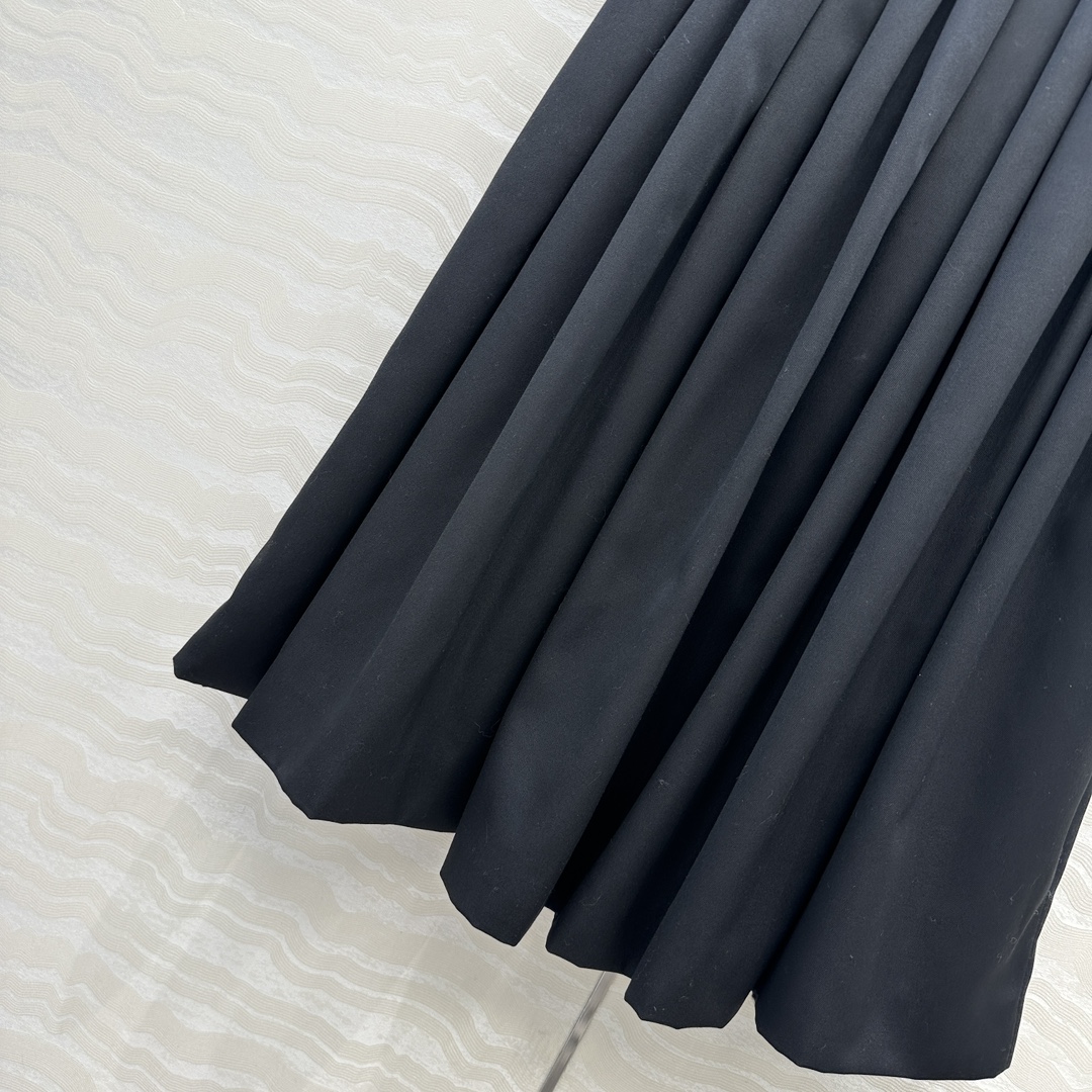 高端原单品质❤️Row风长期主义～复古宫廷风褶位长半裙！进口斜纹精纺羊毛面料质感挺阔细腻，法式气质名媛白