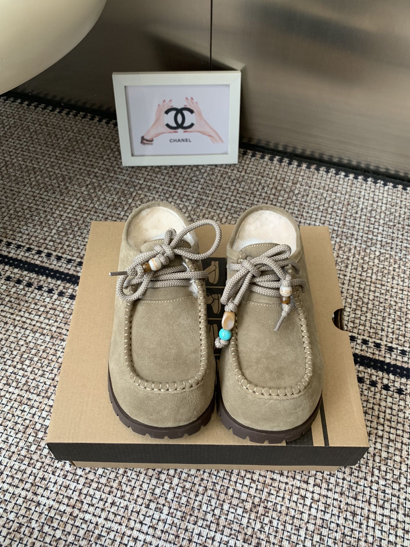 NO:615426,UGG 25ss autumn and winter new potato wool slippers. Retro acrylic buckles. They look cute and fashionable. They lengthen the legs. 5 cm inner height increase, comfortable rubber outsole. Surprisingly warm. It really makes me unable to extricate myself. So cute ~ The fluffy wool is imported from Europe. Grade A wool. The upper is cow suede. The lining is wool. Rubber outsole. Size 35-40, semi-furry shoes, slippers.19860909UGG 25ss秋冬新款土豆羊毛拖鞋 复古的亚克力扣饰 巨显可爱和时髦 拉长腿一绝 5公分的内增高,舒适的橡胶大底 出奇的暖和 真的是让我无法自拔 真太可爱了～ 毛茸茸的羊毛是选用欧洲进口A级羊毛 鞋面牛反绒 内里羊毛 橡胶大底 码数35-40,半拖毛毛鞋,slippers,Women's Shoes