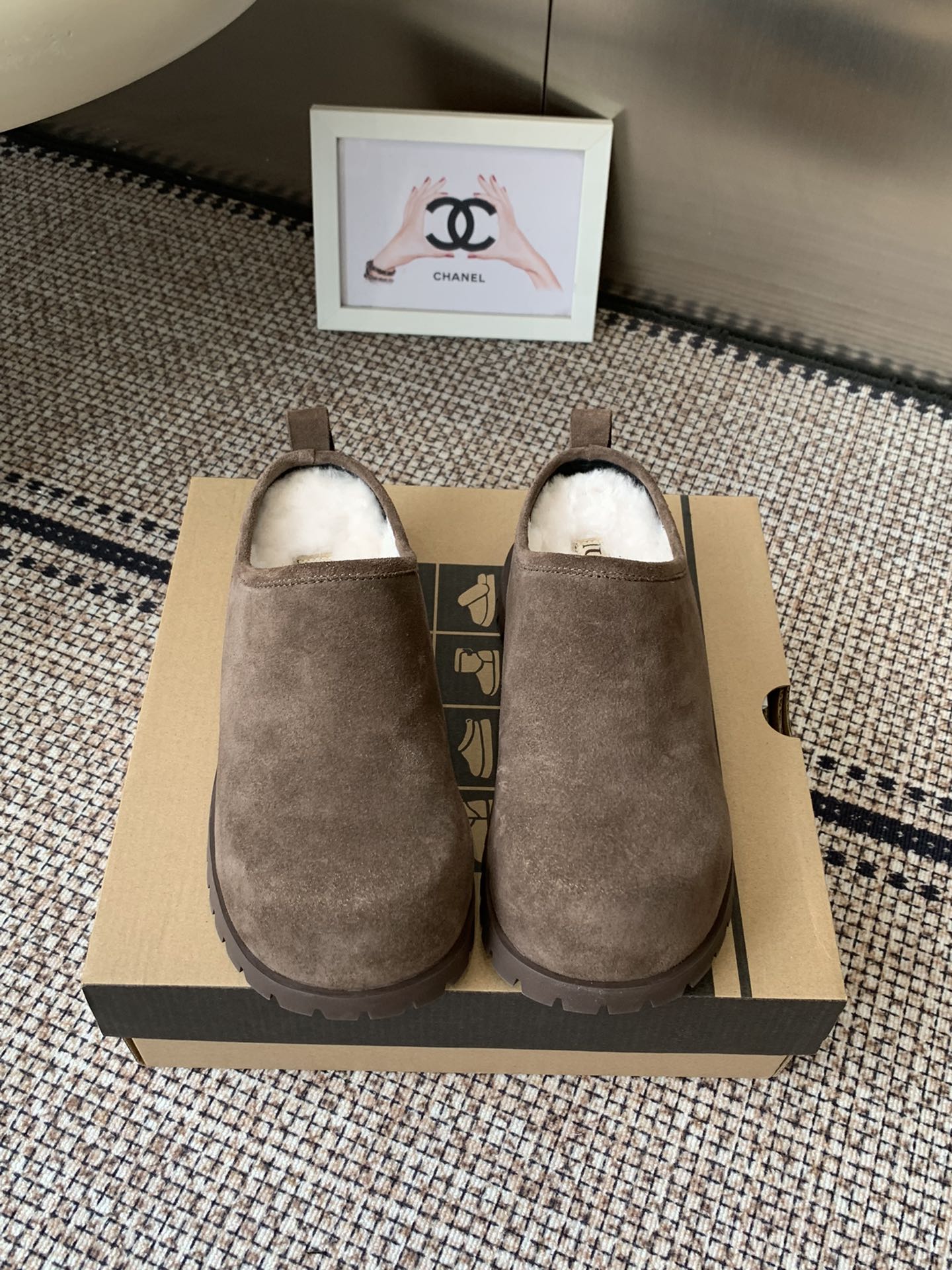 NO:615428,UGG 25ss new autumn and winter wool half-mugs. The moment you step into this pair of furry mops, the soft fufu wool wrap and retro buckles give you a sense of laziness. This kangaroo mop is perfect for staying at home or out on the street. It is a daily favorite that is loved by warmth ~ Size 35-40, half-mug furry shoes19860909UGG 25ss秋冬新款羊毛半拖 踩进这双毛毛拖的瞬间 软fufu的羊毛包裹 复古扣饰拿捏慵懒感 宅家or出街 就是这款袋鼠拖 都是被温暖偏爱的日常～ 码数35-40,半拖毛毛鞋,Women's Shoes