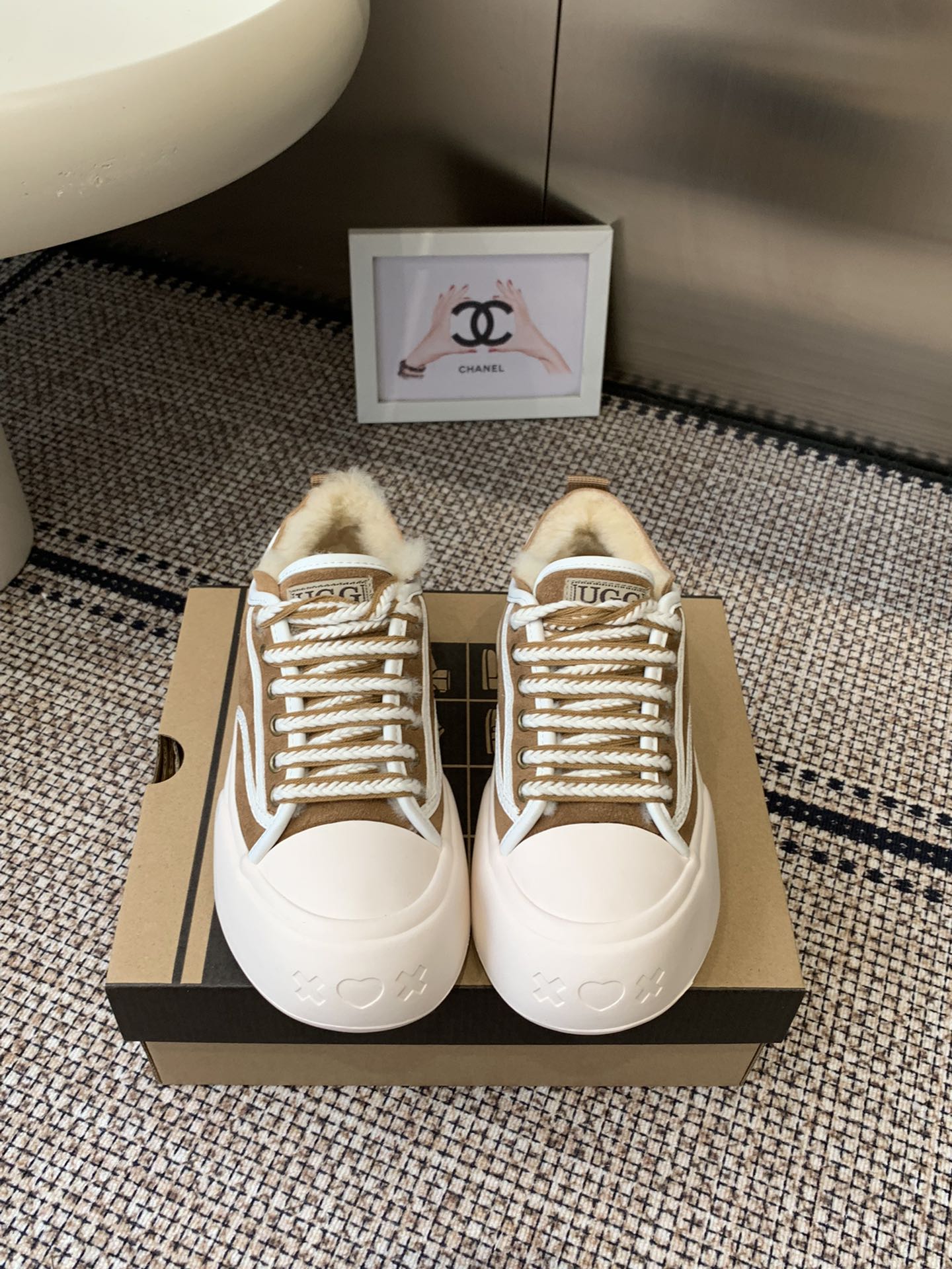 NO:615435,UGG wool-lined casual shoes, versatile, sporty style, cowhide fabric, edging stitching, thick-soled shoes with inner height, more flattering, native wool lining, warm in winter, the most popular wide-head style at the moment, wear-resistant and non-slip rubber soles, suitable for any dressing scene, very good color matching, generous and trendy, size 35-40, casual shoes/sports shoes, sneakers, cowhide19860909UGG 羊毛里休闲鞋 百搭 运动风 牛皮面料 镶边车线工艺 内增高厚底鞋 更显身材 原生羊毛内里 冬天暖暖的过 当下最流行的宽头版型 耐磨防滑橡胶鞋底 适合任何穿搭场景 颜色搭配非常好 大方又彰显潮流 码数35-40,休闲鞋/运动鞋,sneakers,cowhide,Women's Shoes