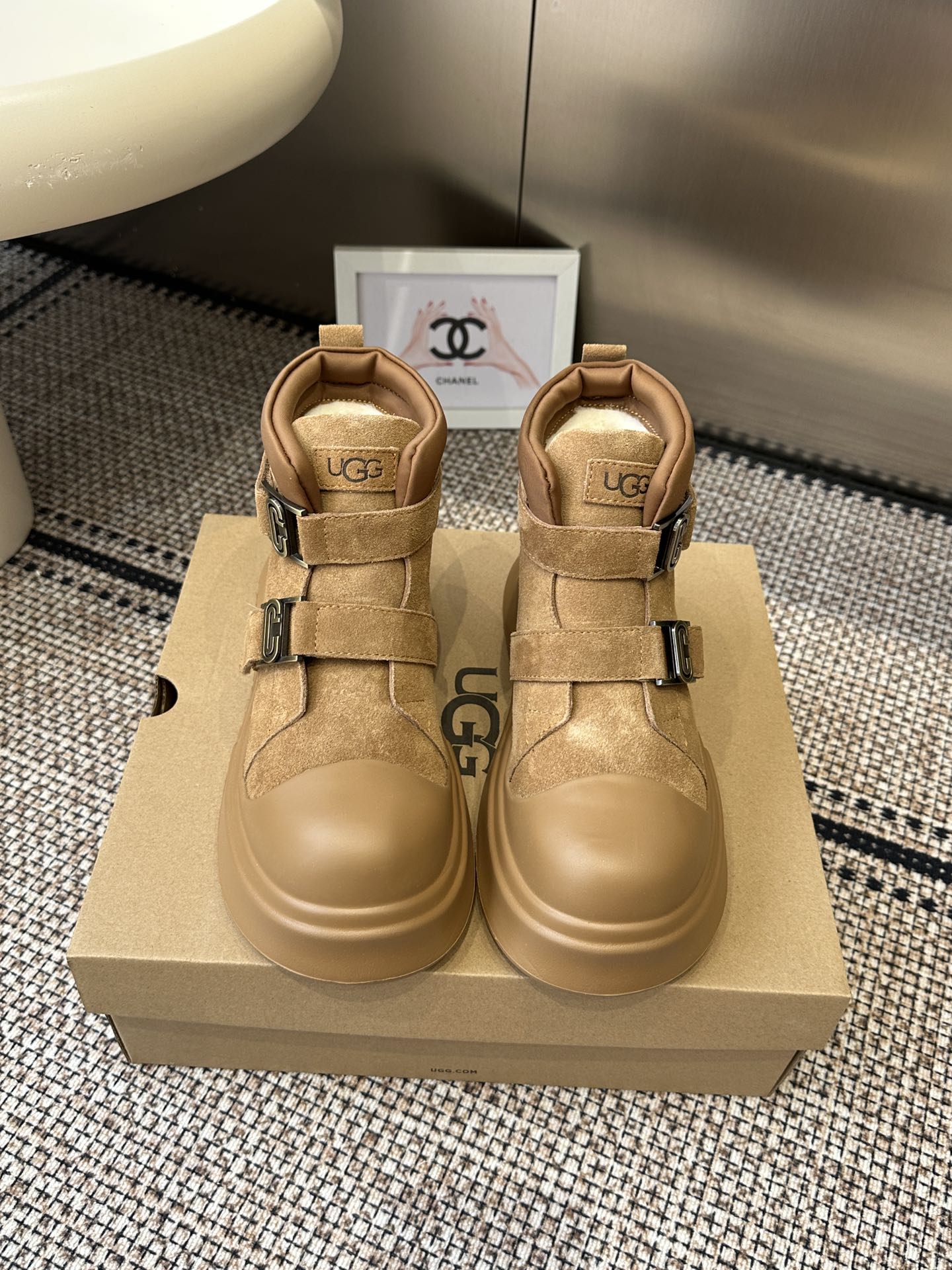 NO:615433,UGG snow boots Big-toe motorcycle boots A must-have thermal artifact for women in autumn and winter. Originated from Australia. Versatile 2025 new model. Longfeng grade A wool. Top quality. Suede cowhide fabric. Perfect match with wool. High elastic foam soles, comfortable, extraordinary and grand. Bronze alloy fasteners. Not afraid of breaking the bottom in extreme cold in winter. Size 35-40, snow boots, boots, cowhide19860909UGG 雪地靴 大头机车靴 秋冬女性必备保暖神器 源自澳洲 百搭2025新款 隆丰A级羊毛 顶级品质 反毛牛皮面料 与羊毛的绝美匹配 高弹发泡鞋底、舒适、彰显不凡与大气 古铜合金扣件 冬天极寒不怕断底 码数35-40,雪地靴,boots,cowhide,Women's Shoes