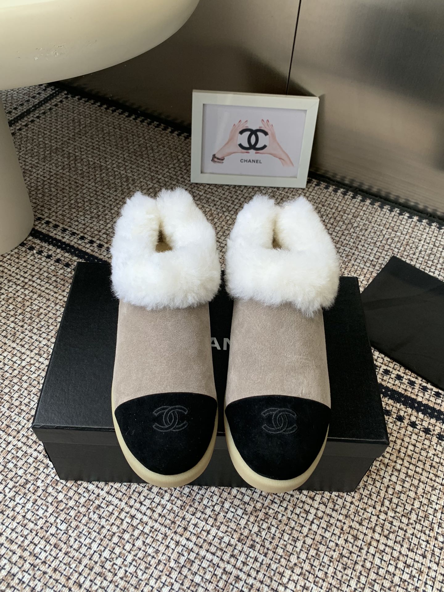 NO:611843,Chanel's new autumn and winter furry short boots, high quality, Xiaohongshu synchronizes the latest color matching, Xiaoxiangjia's hot style, fashionable and trendy latest furry boots, super versatile and warm sole, cow suede cowhide upper, imported wool lining, original rubber outsole Size35-40 (40 41 custom-made), half-drag snow boots, chanel, chanel, boots, cowhide19860909Chanel秋冬新款毛毛短靴 高品质 小红书同步最新配色小香家爆款火热上 时尚潮流最新款毛毛靴上脚超百搭暖底 牛反绒牛皮鞋面 进口羊毛内里 原版橡胶大底 Size35-40（40 41订做）,半拖雪地靴,chanel,chanel,boots,cowhide,Women's Shoes