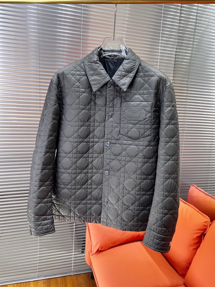 Dior 迪奥藤格面料纹棉服翻领夹克外套\n这款重新演绎经典设计，彰显现代风格。采用黑色科技面料精心制作