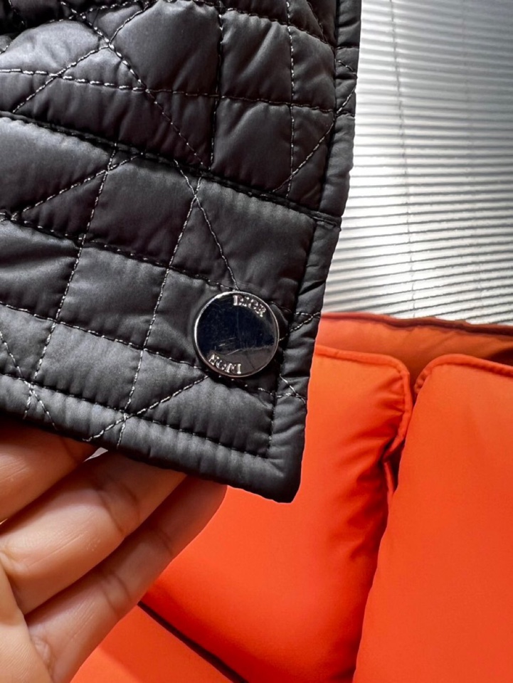 Dior 迪奥藤格面料纹棉服翻领夹克外套\n这款重新演绎经典设计，彰显现代风格。采用黑色科技面料精心制作