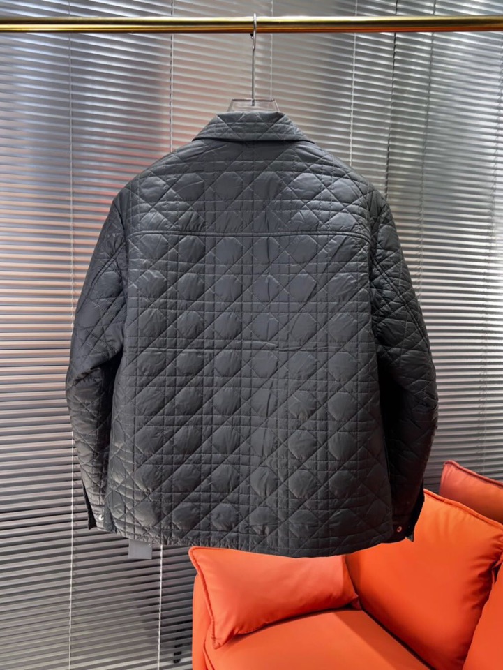 Dior 迪奥藤格面料纹棉服翻领夹克外套\n这款重新演绎经典设计，彰显现代风格。采用黑色科技面料精心制作