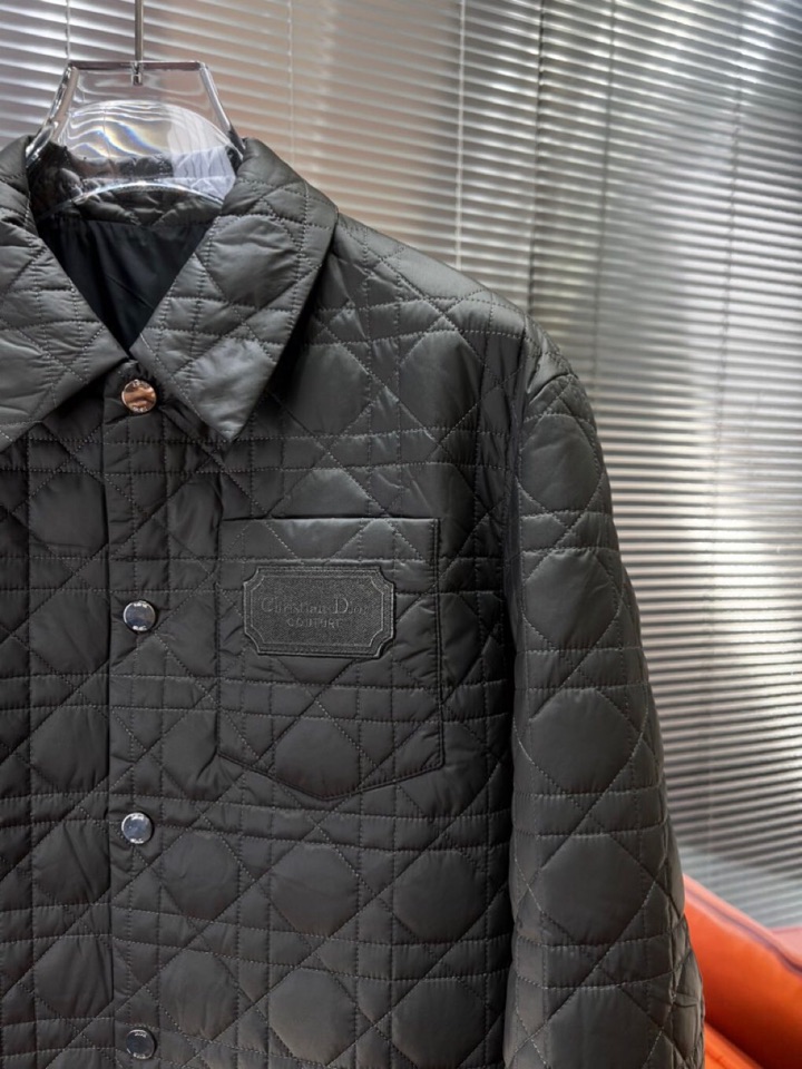 Dior 迪奥藤格面料纹棉服翻领夹克外套\n这款重新演绎经典设计，彰显现代风格。采用黑色科技面料精心制作