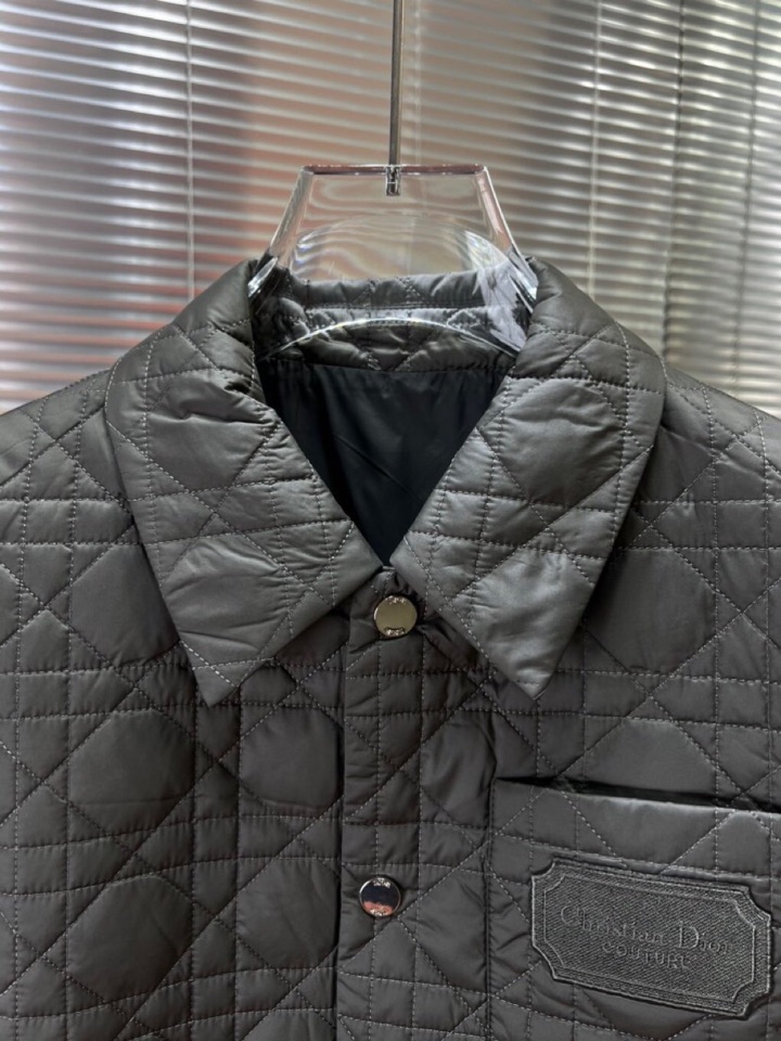 Dior 迪奥藤格面料纹棉服翻领夹克外套\n这款重新演绎经典设计，彰显现代风格。采用黑色科技面料精心制作