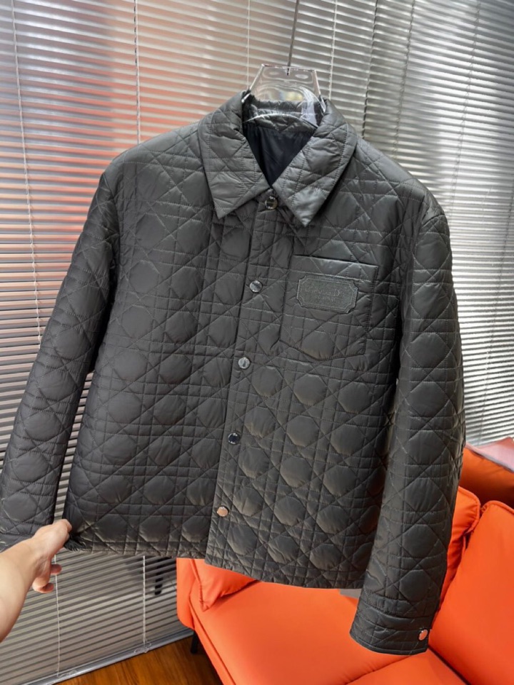 Dior 迪奥藤格面料纹棉服翻领夹克外套\n这款重新演绎经典设计，彰显现代风格。采用黑色科技面料精心制作