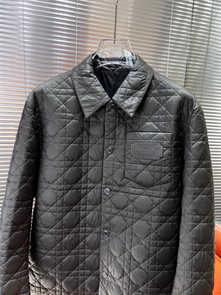 Dior 迪奥藤格面料纹棉服翻领夹克外套\n这款重新演绎经典设计，彰显现代风格。采用黑色科技面料精心制作
