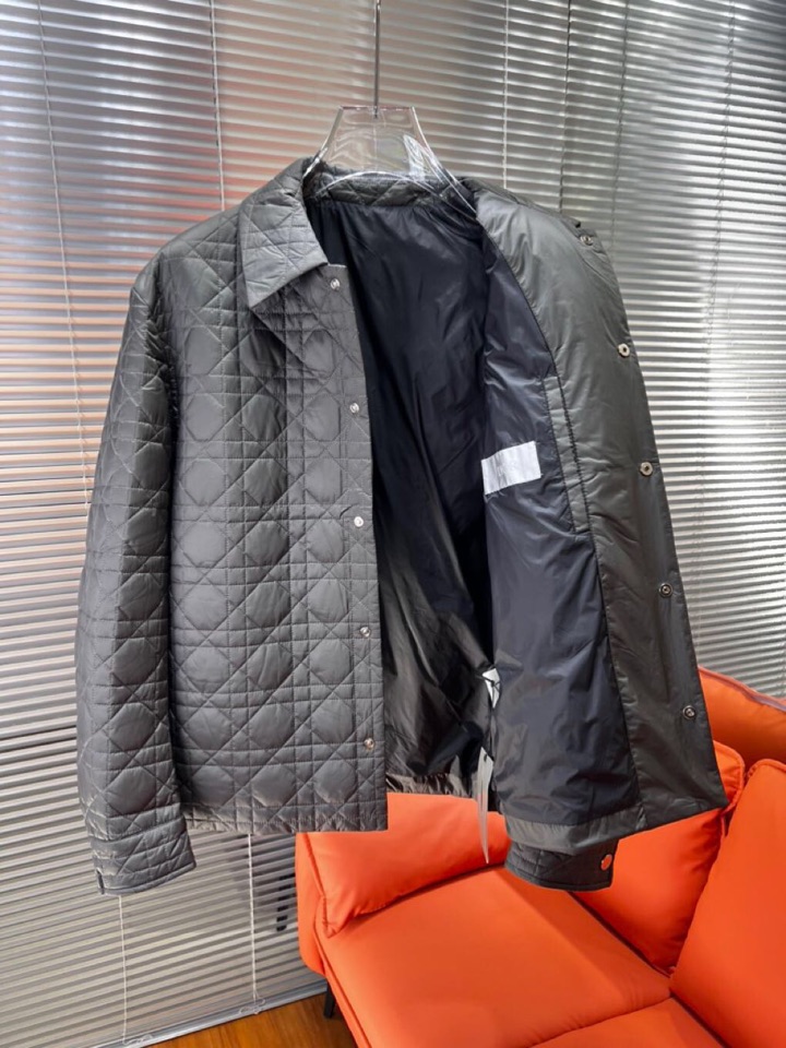 Dior 迪奥藤格面料纹棉服翻领夹克外套\n这款重新演绎经典设计，彰显现代风格。采用黑色科技面料精心制作