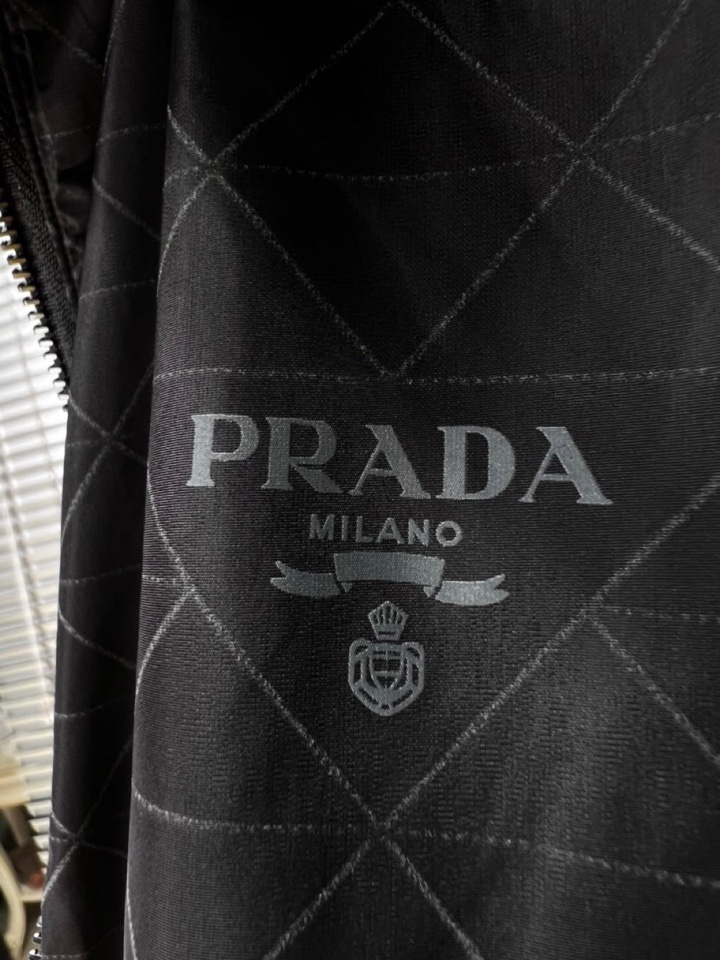Prada 普拉达2025ss 秋冬新品连帽夹克外套 连帽三角印花设计，薄款聚酯纤维纤维面料，淡淡光泽，