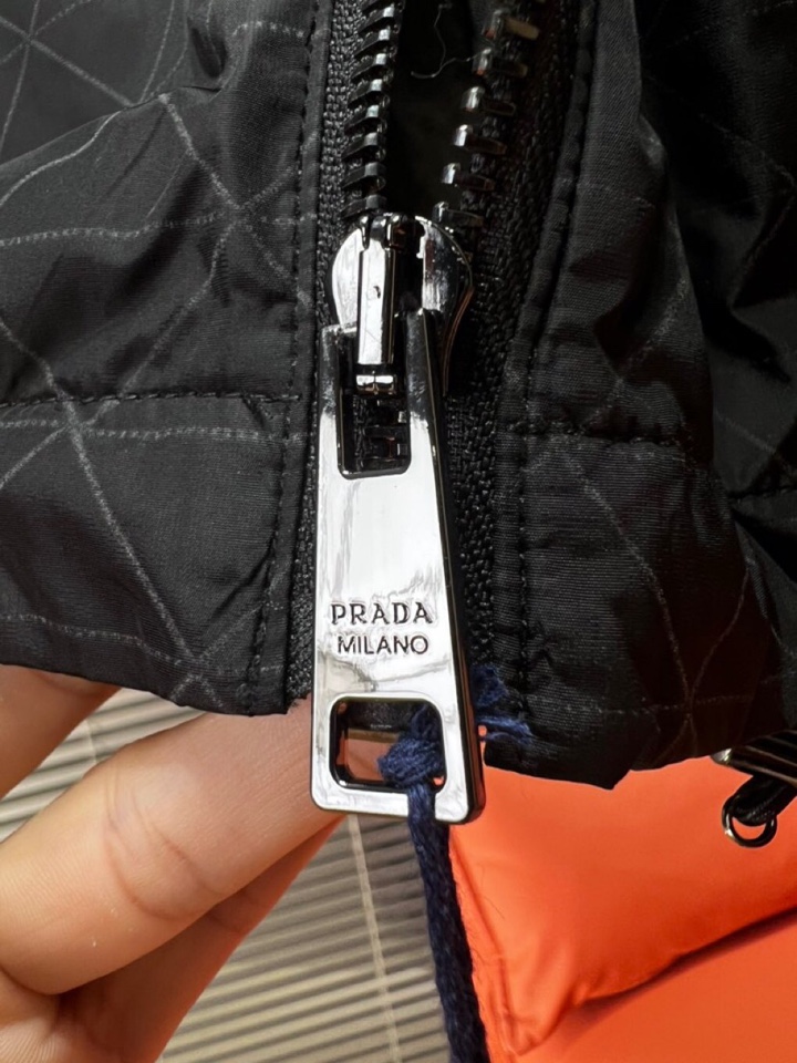 Prada 普拉达2025ss 秋冬新品连帽夹克外套 连帽三角印花设计，薄款聚酯纤维纤维面料，淡淡光泽，