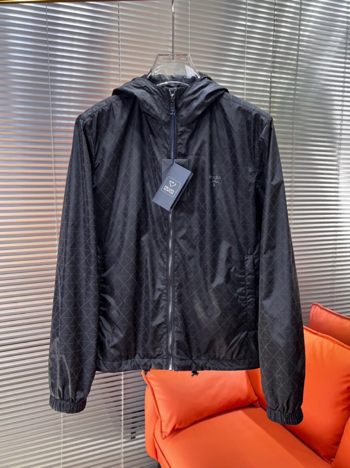 Prada 普拉达2025ss 秋冬新品连帽夹克外套 连帽三角印花设计，薄款聚酯纤维纤维面料，淡淡光泽，
