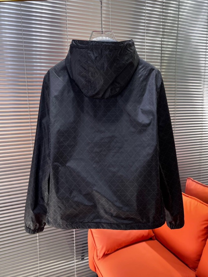 Prada 普拉达2025ss 秋冬新品连帽夹克外套 连帽三角印花设计，薄款聚酯纤维纤维面料，淡淡光泽，