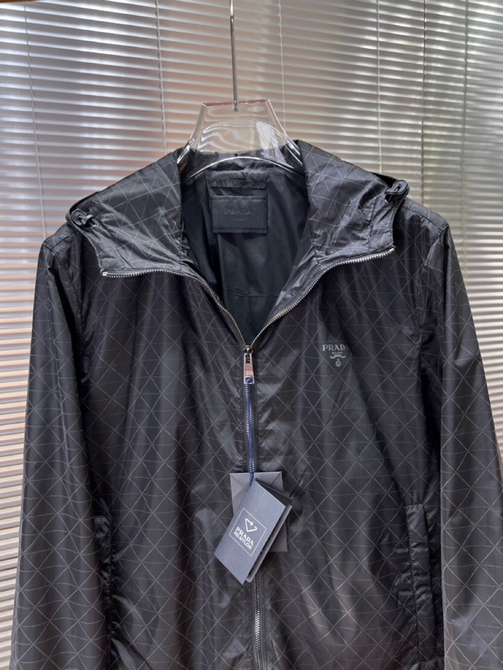 Prada 普拉达2025ss 秋冬新品连帽夹克外套 连帽三角印花设计，薄款聚酯纤维纤维面料，淡淡光泽，