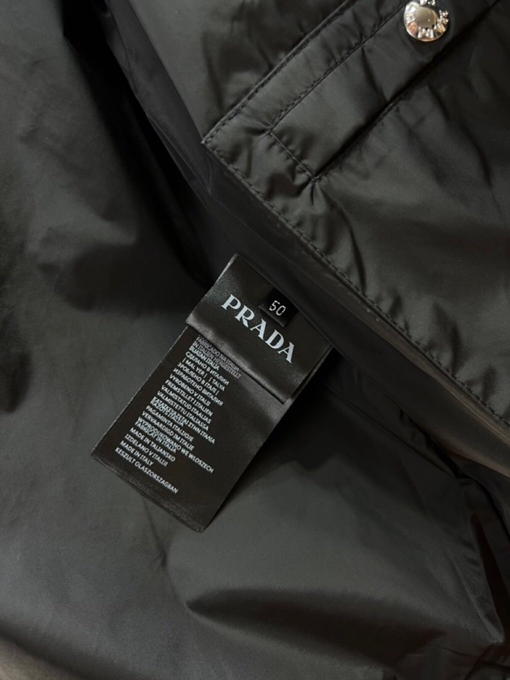 Prada 普拉达2025ss 秋冬新品连帽夹克外套 连帽三角印花设计，薄款聚酯纤维纤维面料，淡淡光泽，