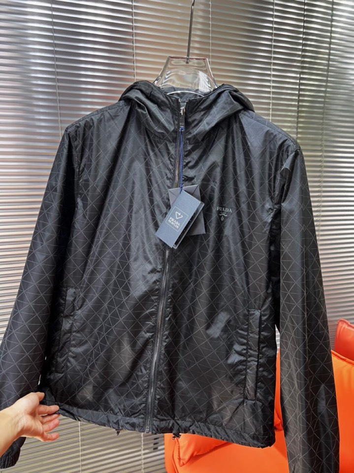Prada 普拉达2025ss 秋冬新品连帽夹克外套 连帽三角印花设计，薄款聚酯纤维纤维面料，淡淡光泽，