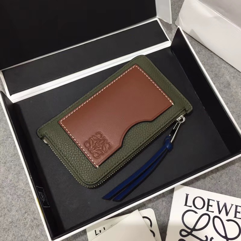 NO:674038,Colorblock zipper small card holder, made of soft pique calfskin and contrasting calfskin, with card slots and zipper pockets on both sides, which can hold change and cards, exquisite and practical. Style number 3611, size 13*7.5, Loewe wallet, loewe, wallets, cowhide19860909拼色拉链小卡包 选用质感柔软珠地小牛皮搭配撞色小牛皮,两侧有卡位及拉链口袋,可放零钱、卡,精致、实用.款号3611,尺寸13*7.5,罗意威钱包,loewe,wallets,cowhide,欧美剧