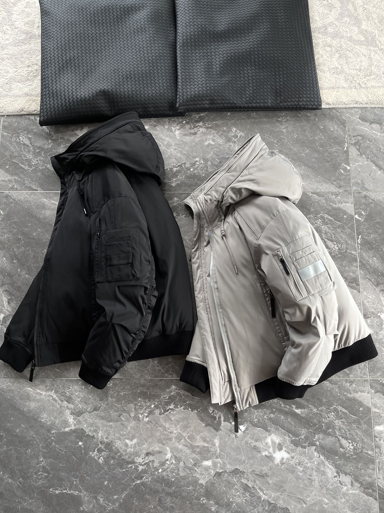 羽绒服 🆕 当92.6%锦纶遇见7.4%氨纶，织出来的不仅是防风面料，更是会呼吸的温暖结界。黑色款像是极